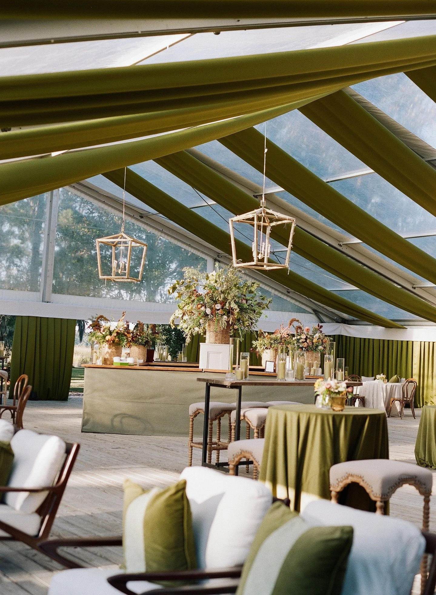 One photo simply wasn&rsquo;t enough. 💚 A little draping, a lot of texture, and five reasons to keep swiping 👉
.
.
.
#thesocialspool #tentdraping #greendraping #eventsatrunnymede #chsevents