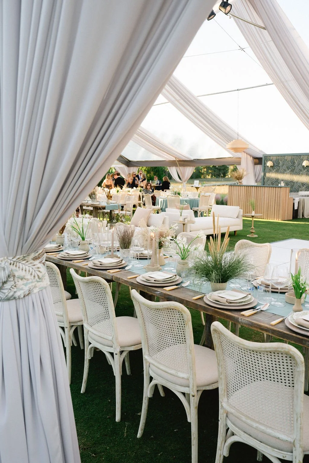POV: you just walked into a wedding where every detail understood the assignment 🤍🌾
.
.
.
#thesocialspool #tentdraping #eventdraping #danielislandclub #chsevents