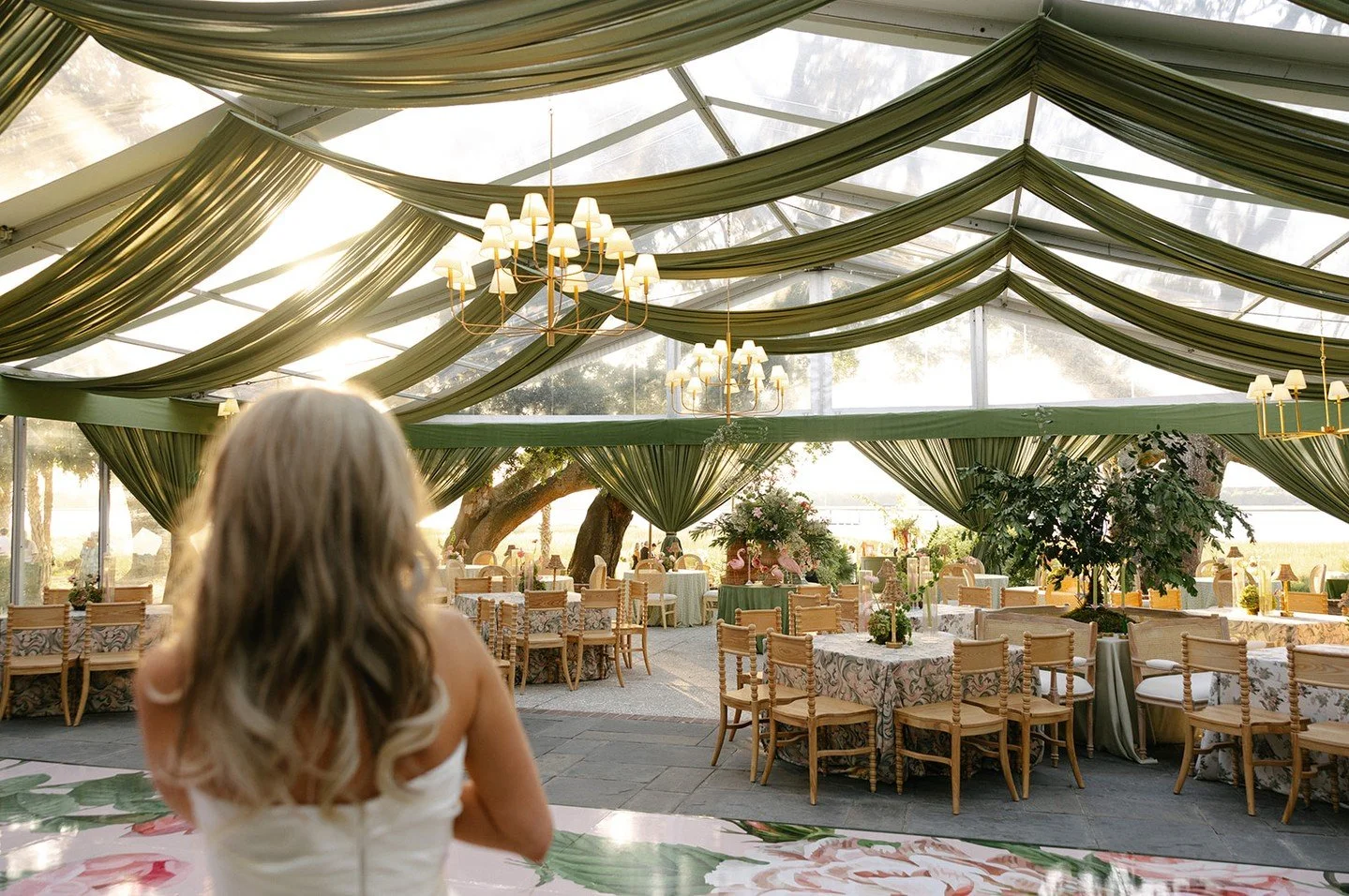 That ~just married~ view.  Layers of green draping 💚, golden hour light ☀️, and a view worth taking in💫 It takes a pretty expert team to bring a vision like this to life and we love playing our part 🧵
.
.
.
#thesocialspool #teampride #greendraping