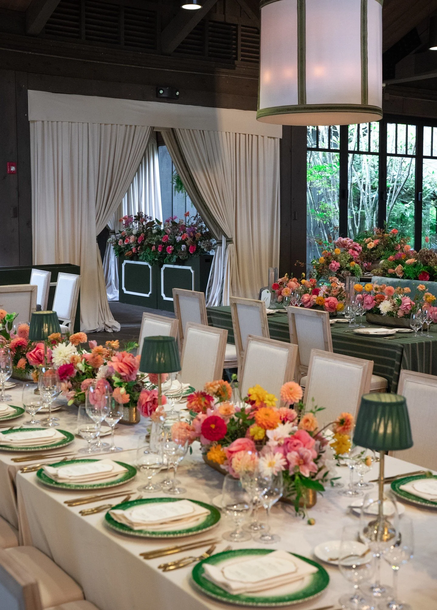 Sometimes you have to zoom in to see just how much the details transform a space. Small details, BIG impact 🤏 💫.
.
.
.
#thesocialspool #eventdraping #polecovers #weddingdraping #oldedwardsinn