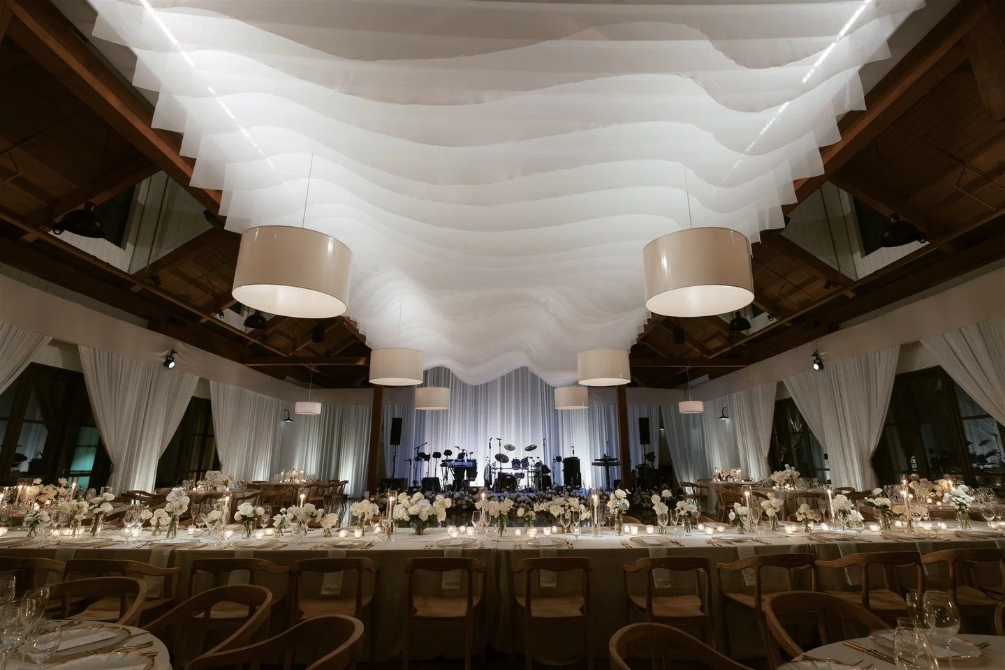 Like looking up into a sea of soft, rolling waves &mdash; layers of fabric completely transform this room from the top down 🌊☁️
.
.
.
#thesocialspool #ceilingtreatment #eventdraping #hotelweddings #eventfabrics