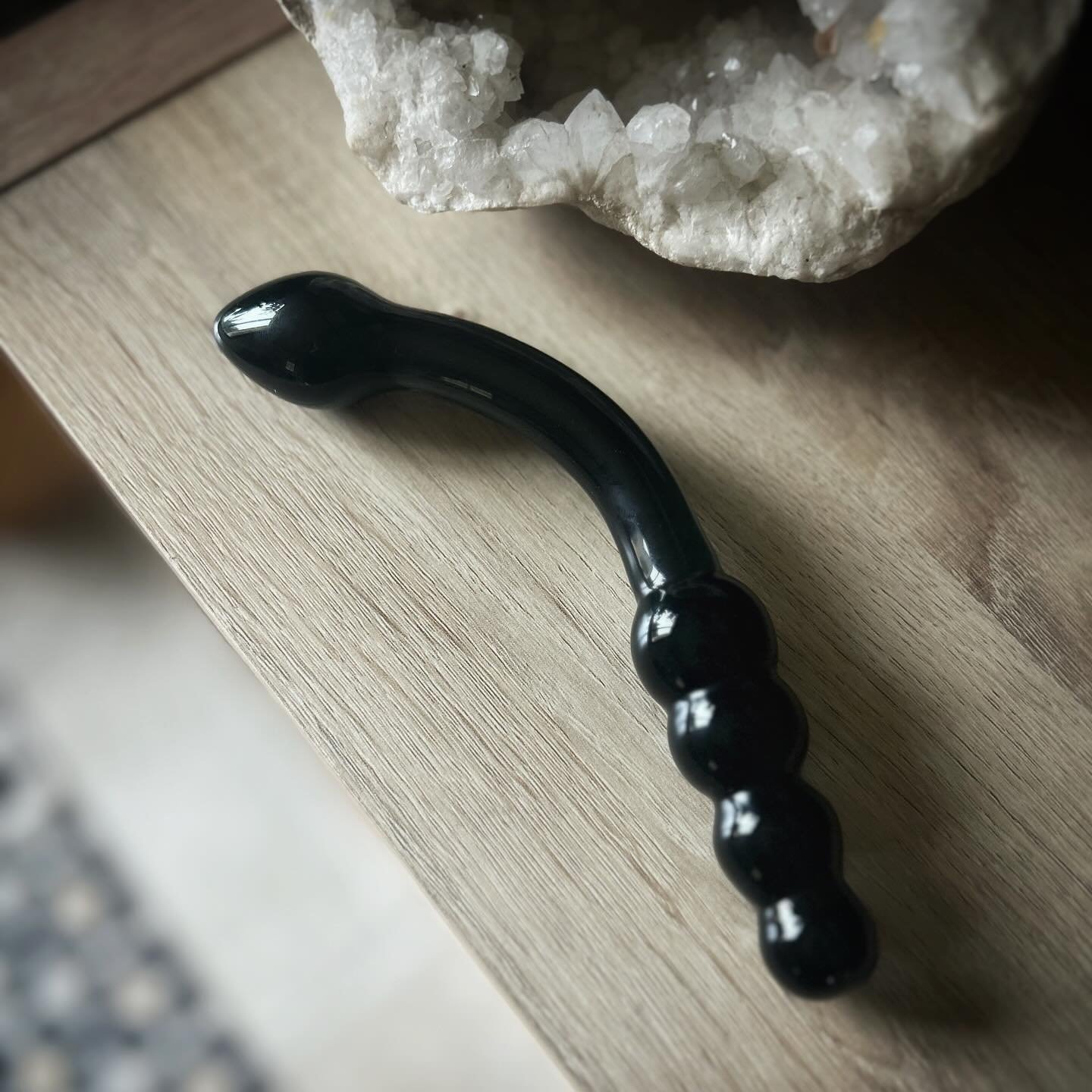 NOUVEAUT&Eacute; 🖤🔥

Bonjour &agrave; toi, 

Aujourd&rsquo;hui je te pr&eacute;sente ce magnifique b&acirc;ton de Yoni super polyvalent, MIN&Eacute;A :

- de multiples utilisations possibles: massage, activation zone G &amp; A, plaisir et approche 