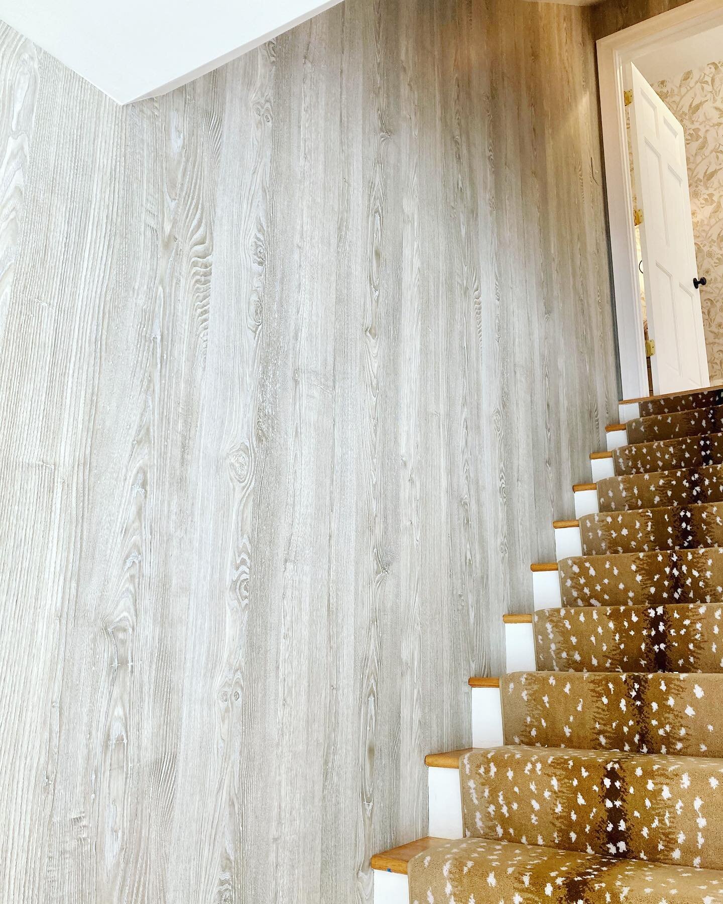 Happy Hump Day: here&rsquo;s how we turned a ho-hum hallway into a happy, humdinger of a staircase.
That wall is just begging for some framed inspiration!
Swipe to before =  cold and lifeless. 
How we gave it life? Bringing the outside in with nature