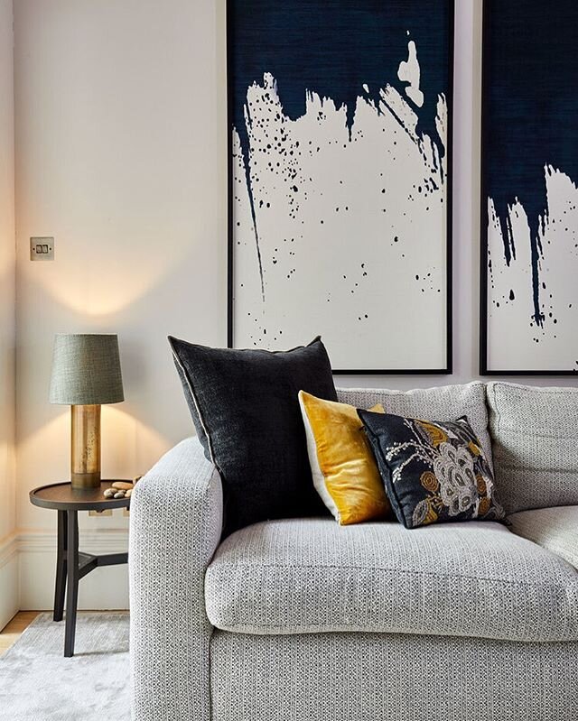 A little post to mark that the weekend is here, whilst enjoying the spark of yellow and bold wall art in this recent project💛🖤