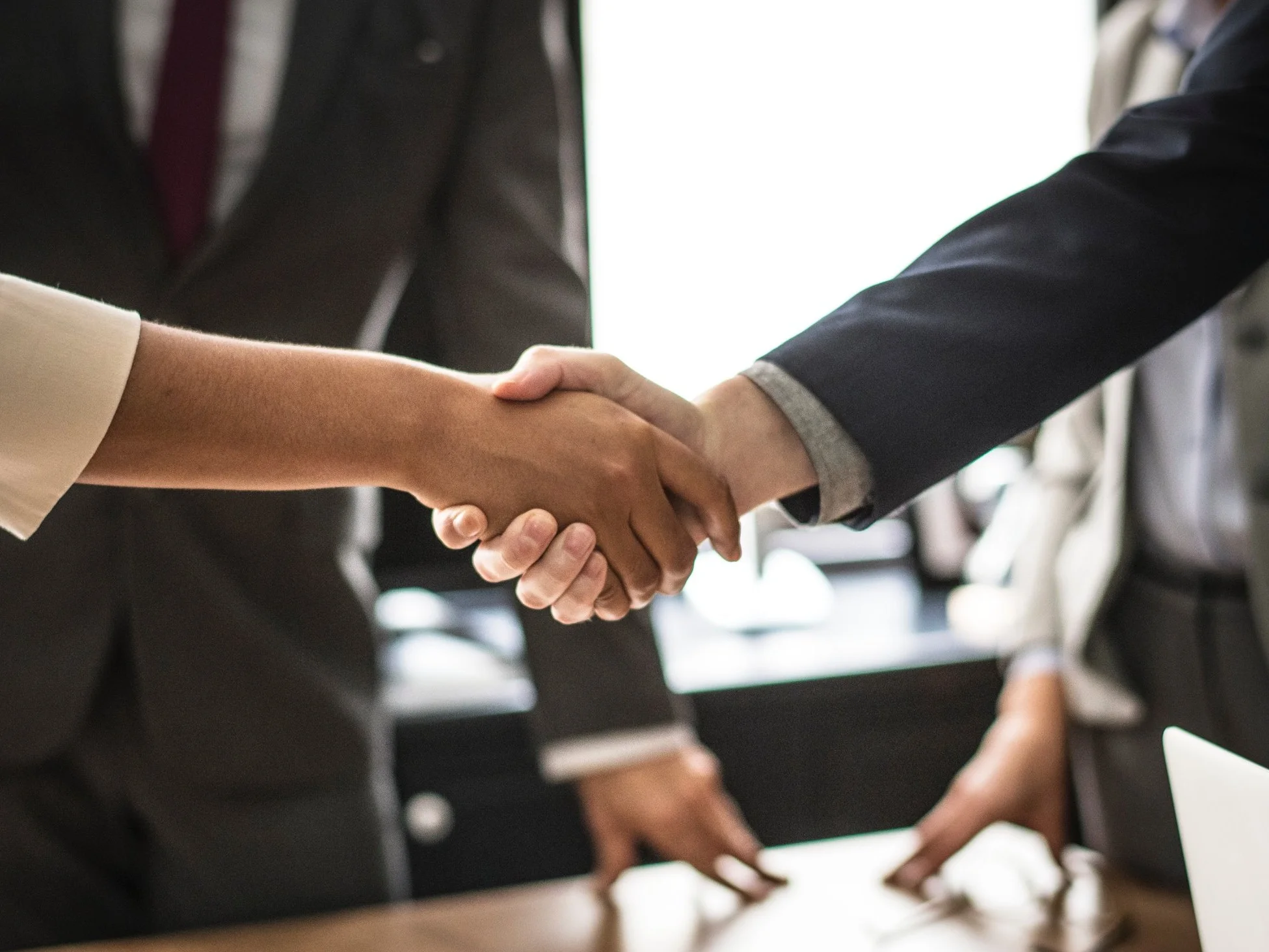 achievement-agreement-body-language-1179804.jpg