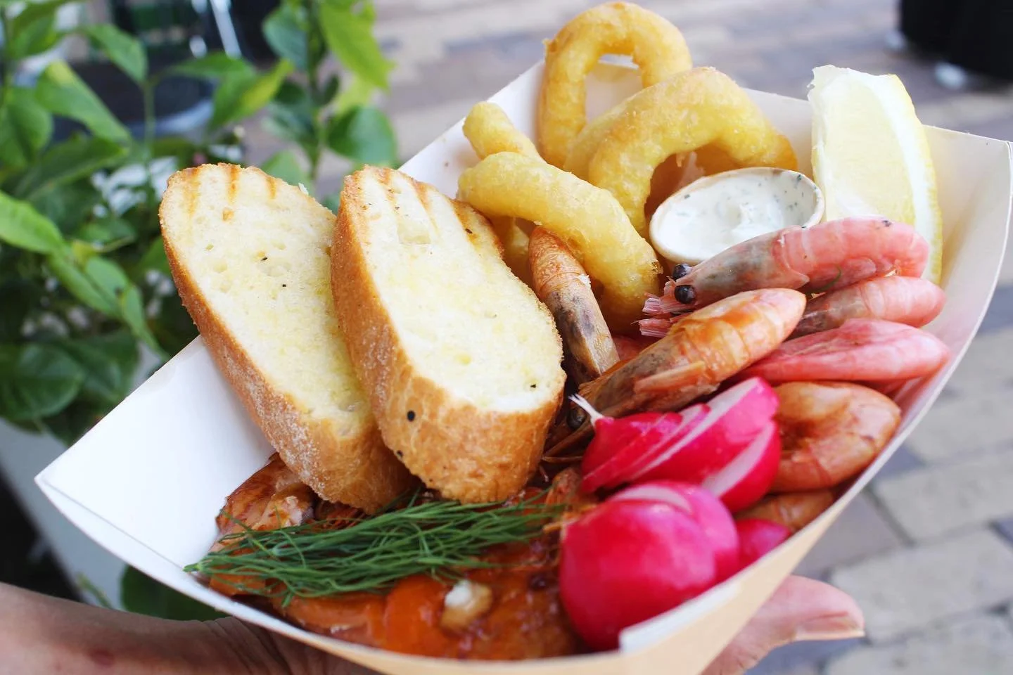 Midsommarmat i all ära, men varför inte testa vår nya seafood-basket som lanseras idag?😋En härlig blandning av färska räkor, lax, calamari, vitlöksbröd och vår hemmagjorda dipp!🤩Välkomna ner till