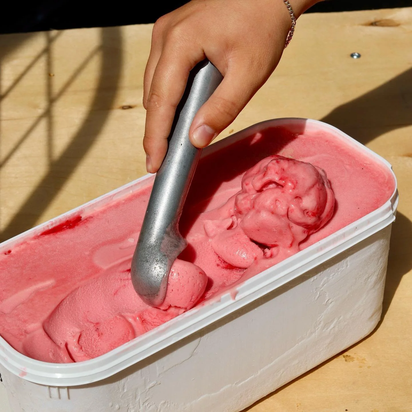 Sjukt varmt, men glassen på Ribban Green Golf är sjukt kall. Jag tror inte ni behöver veta mer än så för att veta vart ni ska gå idag.
Välkomna!
.
.
.
.
#food #foodporn #icecream #golf #greengolf #malmo #mal