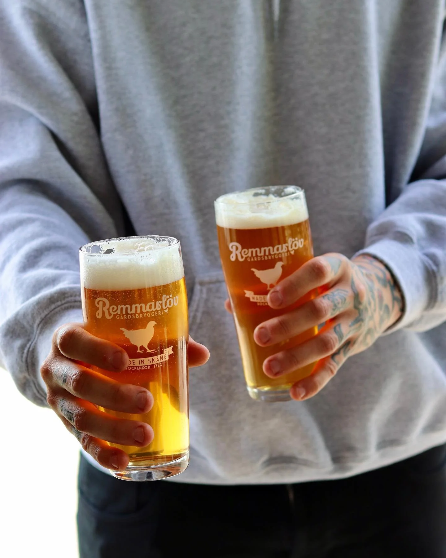 Det är typ tusen grader ute (eller typ 25) och vad passar inte bättre än en öl  från @remmarlovgardsbryggeri för att svalka ner sig innan, under eller efter stranden? 
Suveräna alkoholfria alternativ, kulglass och