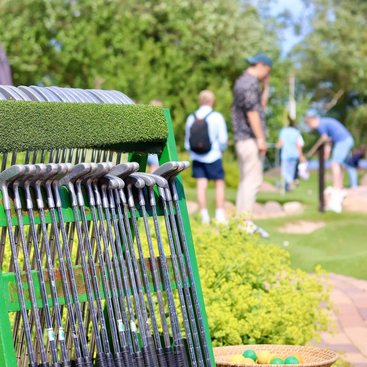 Kom ner i helgen p&aring; en runda green golf. P&aring; andra sidan huset st&aring;r bland annat Bianca och Altea som skottar glass i stora lass. S&aring;, varf&ouml;r inte &auml;ta glass OCH spela green golf?

Vi har &ouml;ppet alla dagar 10-22, v&a