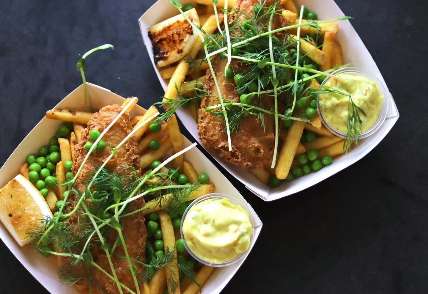 Sv&auml;ng f&ouml;rbi oss n&auml;r du &auml;r p&aring; stranden f&ouml;r att stilla hungern med en Fish n&rsquo; Chips! En f&ouml;rsvenskad klassiker med dansk remoulad, gott!
Vi har &ouml;ppet 10:00-22:00 alla dagar i veckan, v&auml;lkomna.

.
.
.
.