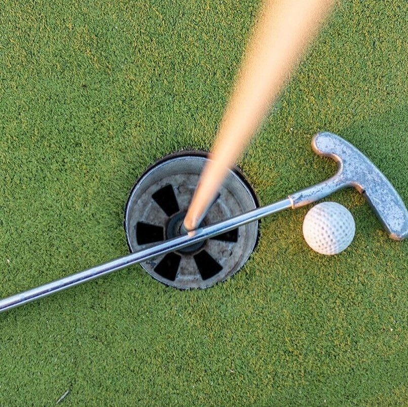 Kom ner p&aring; en runda green golf i det sk&ouml;na v&auml;dret. Passa d&aring; &auml;ven p&aring; att ta en titt p&aring; v&aring;r nya meny och best&auml;ll n&aring;got gott i glaset.
Idag st&auml;nger vi vid 19, s&aring; passa p&aring;!
.
.
.
.
