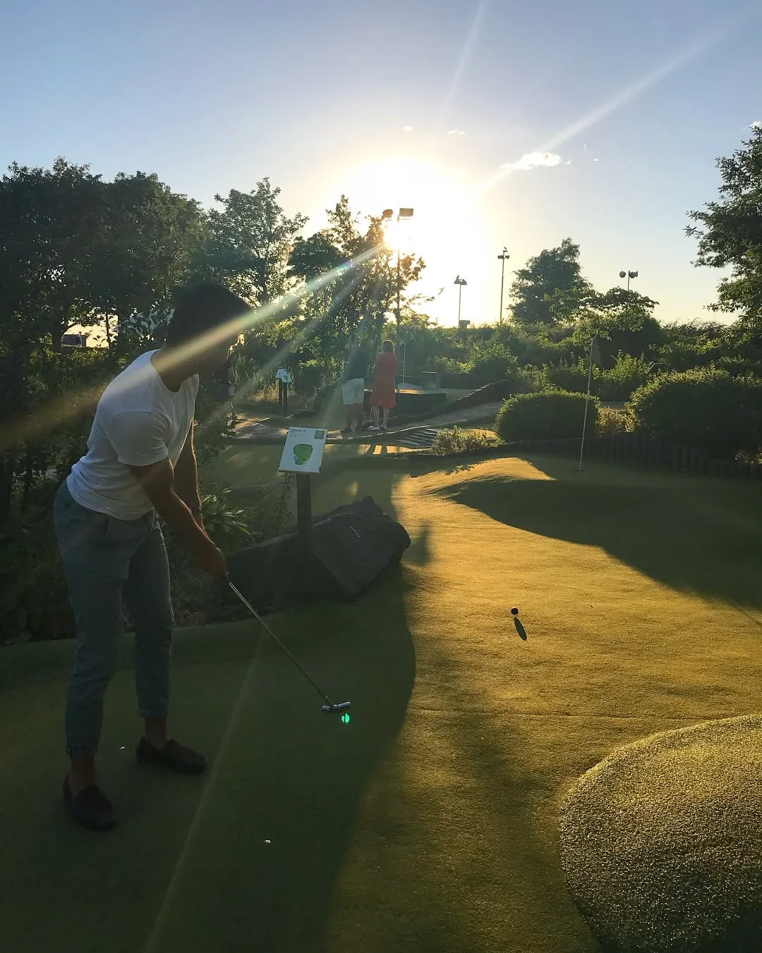 Sommarkv&auml;llarna &auml;r helt klart b&auml;st p&aring; ribban. Njut av solnedg&aring;ngen och spela green golf hos oss. Vi har &ouml;ppet varje dag till klockan 22, v&auml;lkomna! ☀️