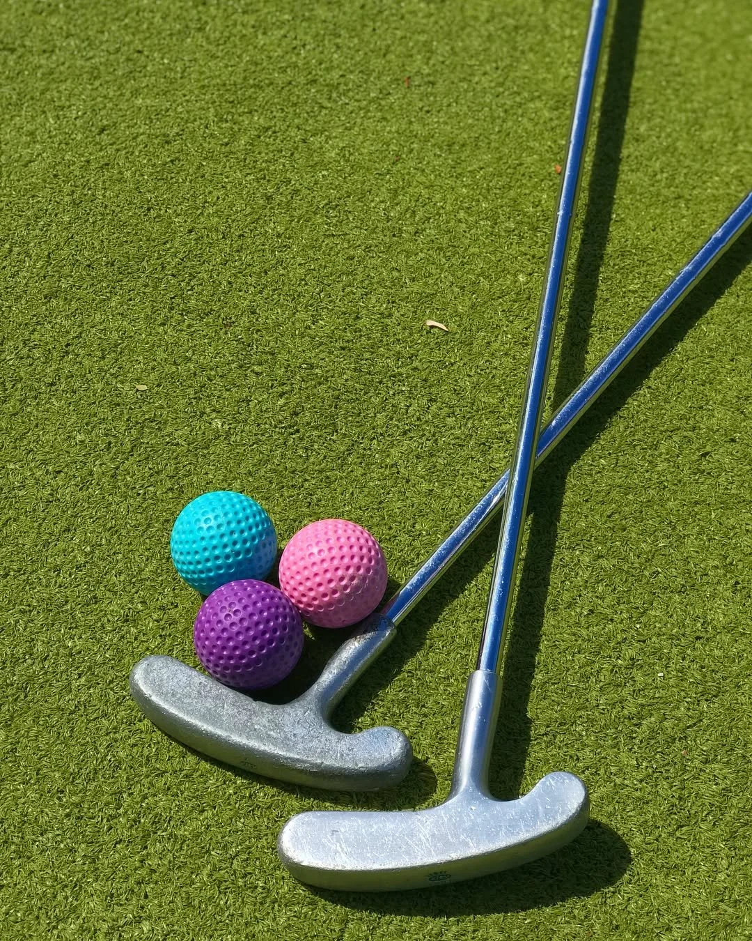 Den svenska sommaren forts&auml;tter att leverera och vad passar d&aring; inte b&auml;ttre &auml;n att spela green golf och &auml;ta glass hos oss? 
Vi har &ouml;ppet varje dag fr&aring;n 10-22, v&auml;lkomna! ⛳️