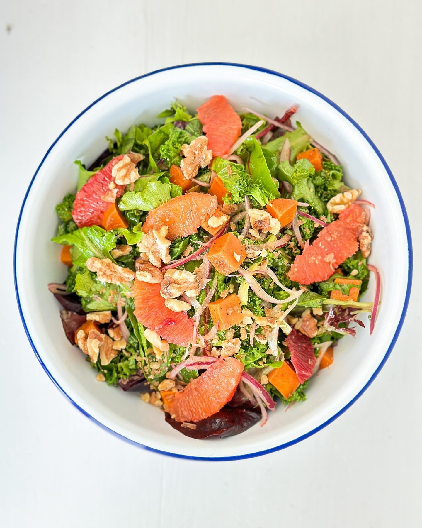 An appreciation post for the spring iteration of our Seasonal Vegetable Salad 🍊🌱
Roasted sweet potato, blood orange, walnuts, and kale on a bed of fresh spring mix with our house made apple cider vinaigrette 😍
The Coastal Kitchen is open today and