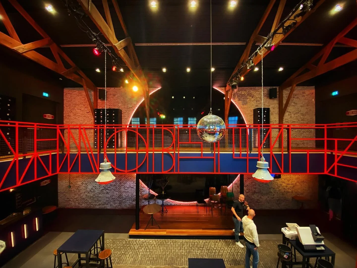 De verbouwing van de foyer van de Nobel gaat de laatste fase in. Vandaag langs geweest om de nieuwe balustrade te zien. Het werkt zo goed in die ruimte&hellip;.Wat een feest!