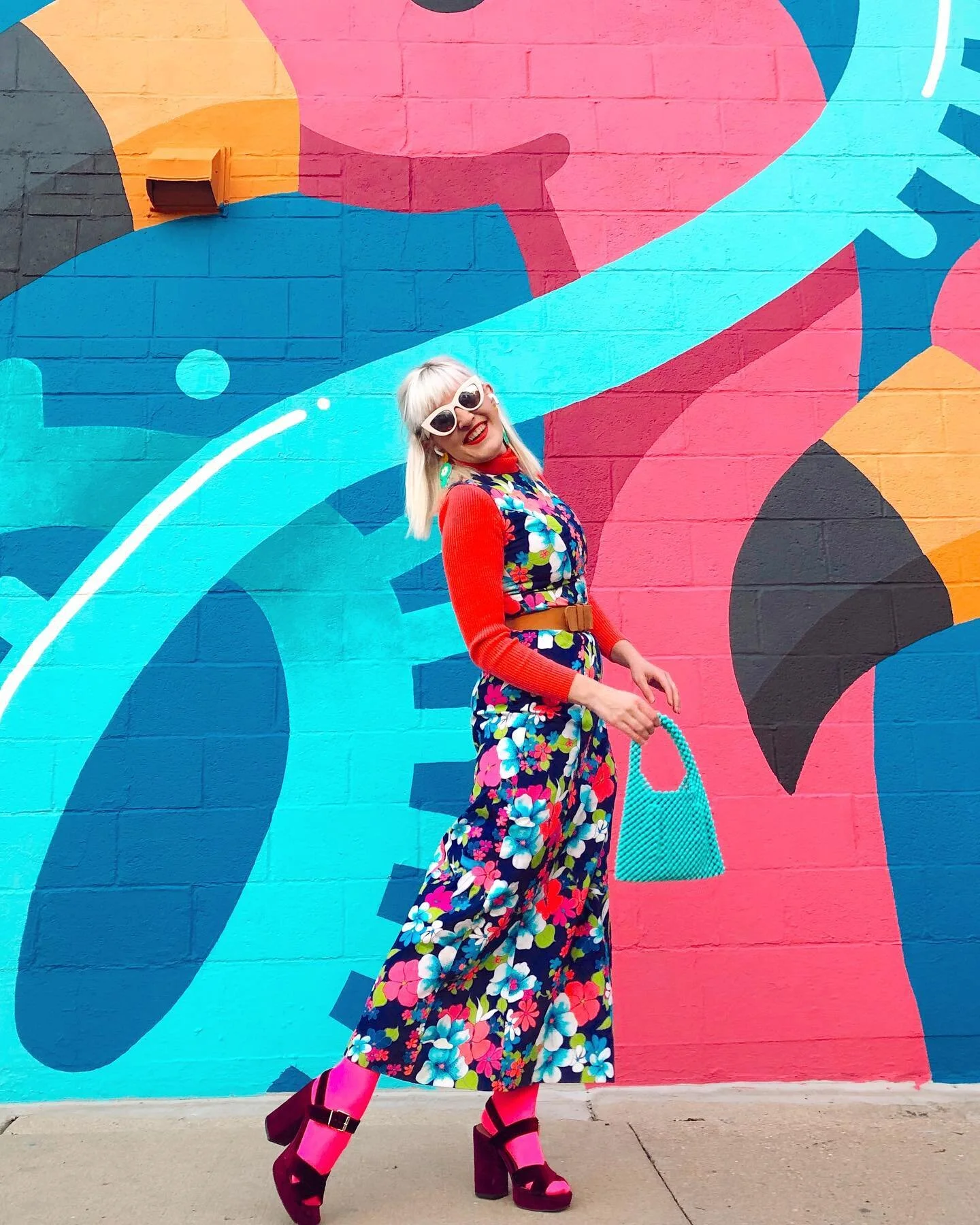 RETROVIOLETTE 💕🦩💕 Thrifter Thursday (on a Friday)! 
.
Today&rsquo;s lovely featured thrifter is the amazing Heather of @retroviolette! She has an anything goes attitude toward style and loves experimenting with colors, volumes and textures! 💕💕💕