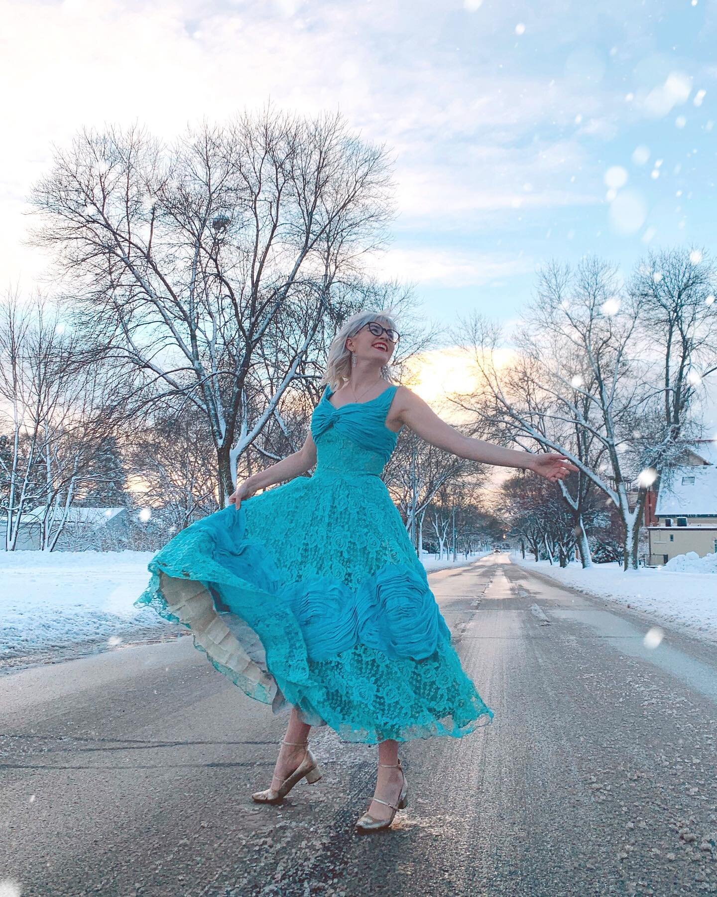 ✨WATCHES WHITE CHRISTMAS ONCE...✨✨ changes entire aesthetic to 50s winter glamour! ❄️❄️❄️
.
I was perusing Etsy as I do 😅 and saw this dress and it reminded me so much of the dress worn by Vera Ellen and Rosemary Clooney in White Christmas &ldquo;Si
