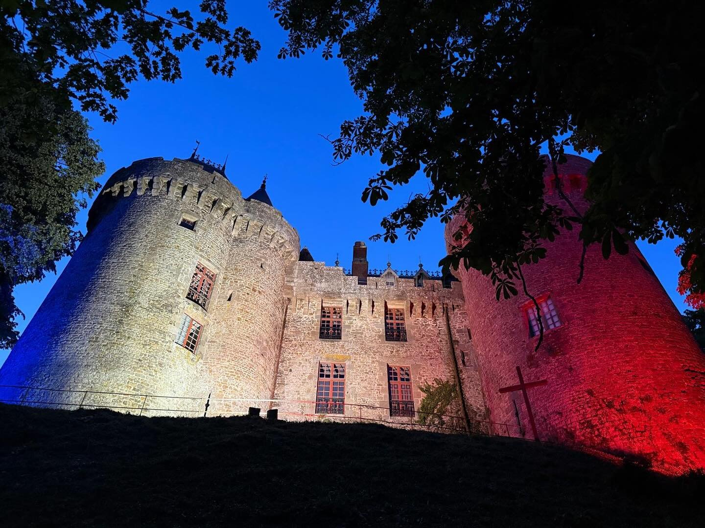 Red White &amp; Blue 🇫🇷🇺🇸 80ans de la lib&eacute;ration de Combourg
Merci @329thbuckshot 

#ww2 #liberationday #redwhiteblue #castlephotography #chateaufrancais #monumenthistorique #patrimoinefran&ccedil;ais #petitecitedecaractere #bretagneromant