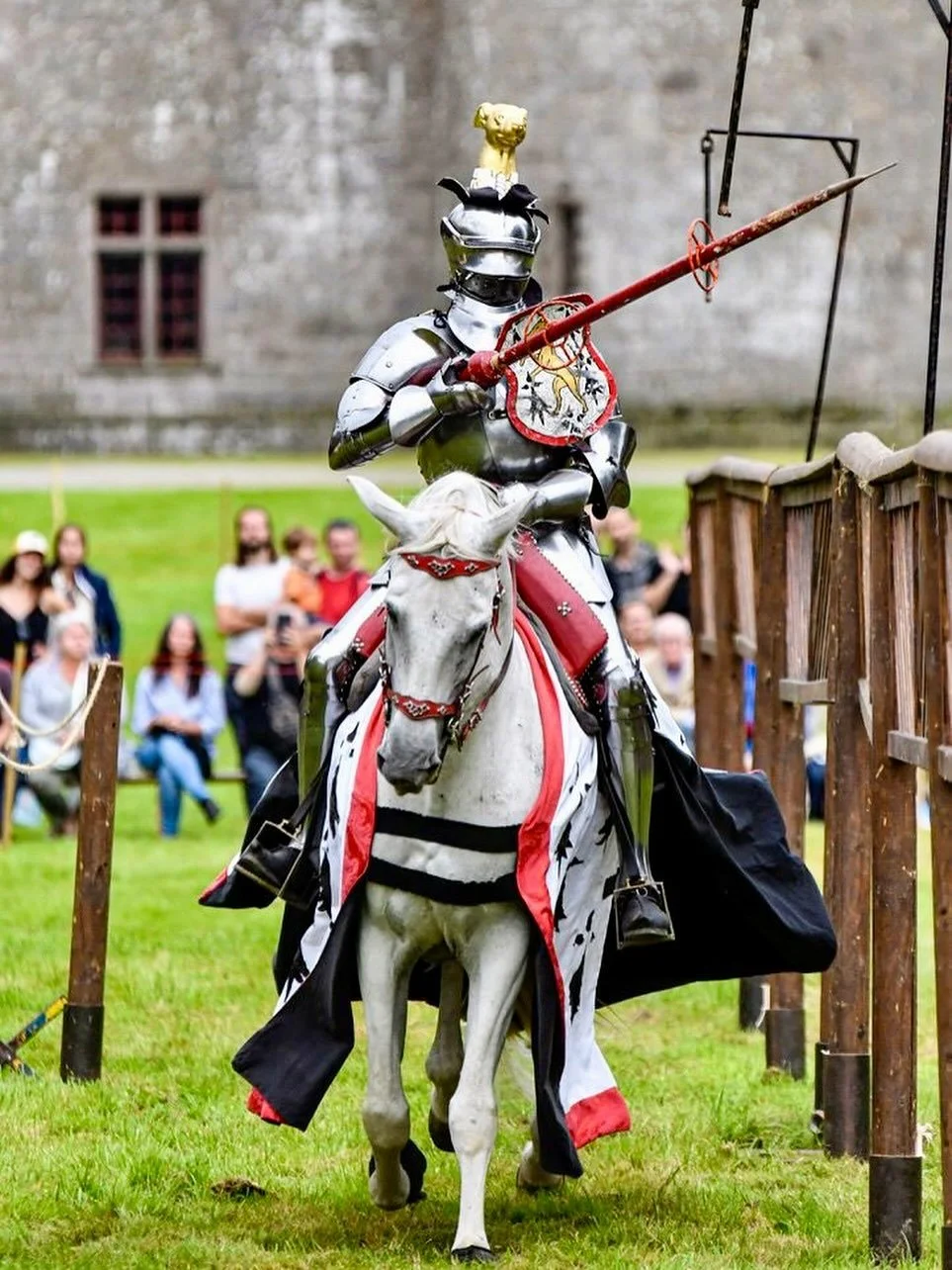 Grand Tournoi de Chevalerie 2025 ⚔️ Plongez dans l&rsquo;univers fascinant du Moyen &Acirc;ge ! Le Ch&acirc;teau de Combourg et son parc se transforment en une v&eacute;ritable ar&egrave;ne m&eacute;di&eacute;vale pour un week-end spectaculaire orche
