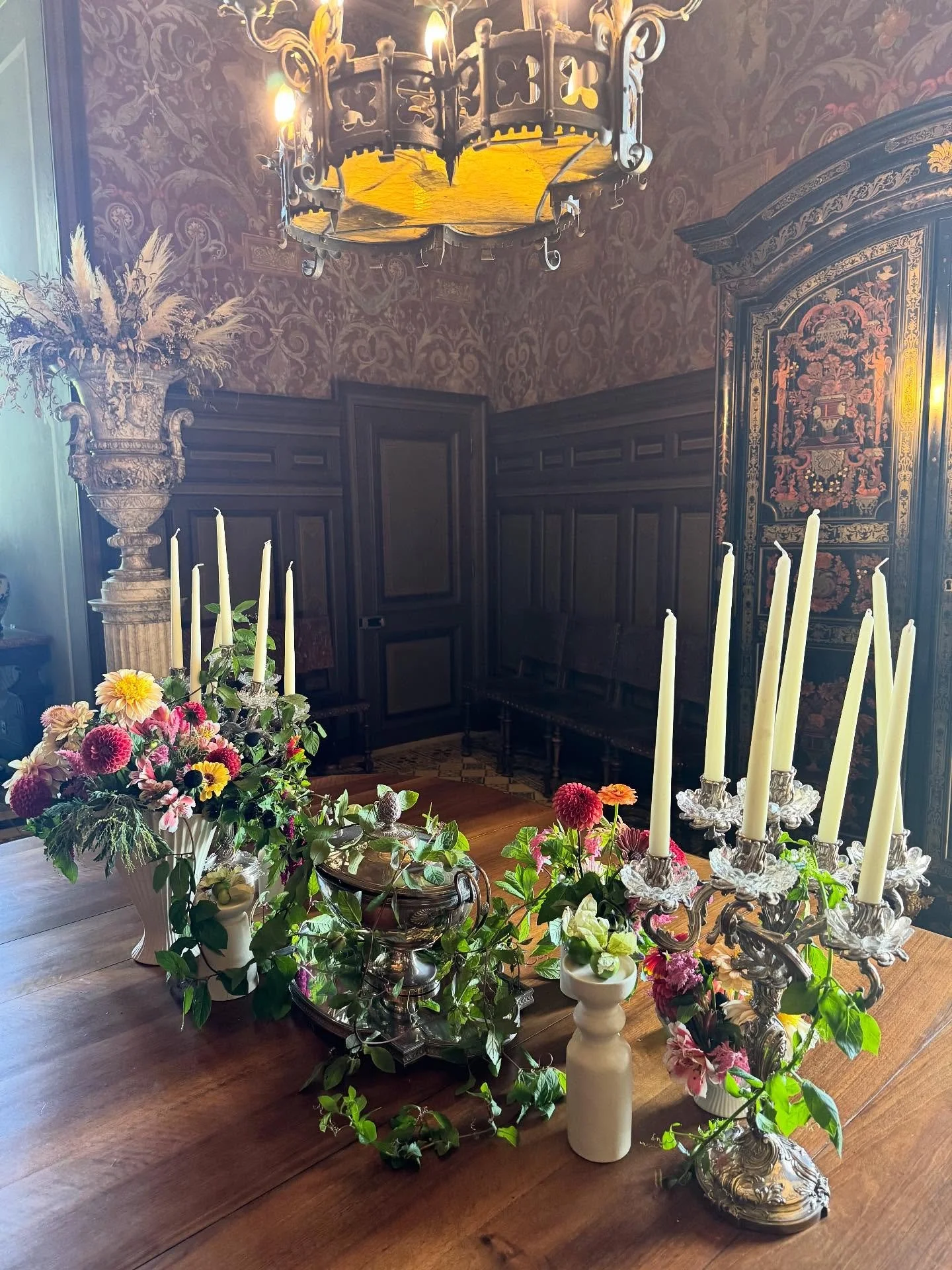 La Force des Fleurs 💐 Sc&eacute;nographe d&rsquo;&eacute;v&eacute;nements, fleuriste-styliste et formatrice, Matine Pasquier a sublim&eacute; la salle &agrave; manger du Ch&acirc;teau de Combourg avec sa mise en sc&egrave;ne florale po&eacute;tique,