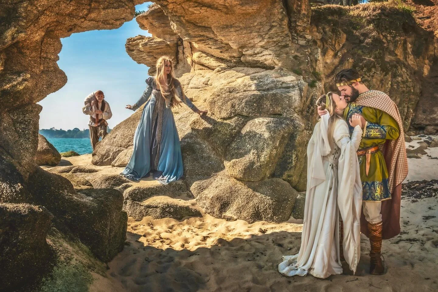 Plus qu&rsquo;un mois pour plonger dans le r&ecirc;ve m&eacute;di&eacute;val de Julien Danielo ! Au Ch&acirc;teau de Combourg, le photographe revisite le Moyen &Acirc;ge &agrave; travers le prisme du XIXᵉ si&egrave;cle &mdash; entre romantisme, pr&ea