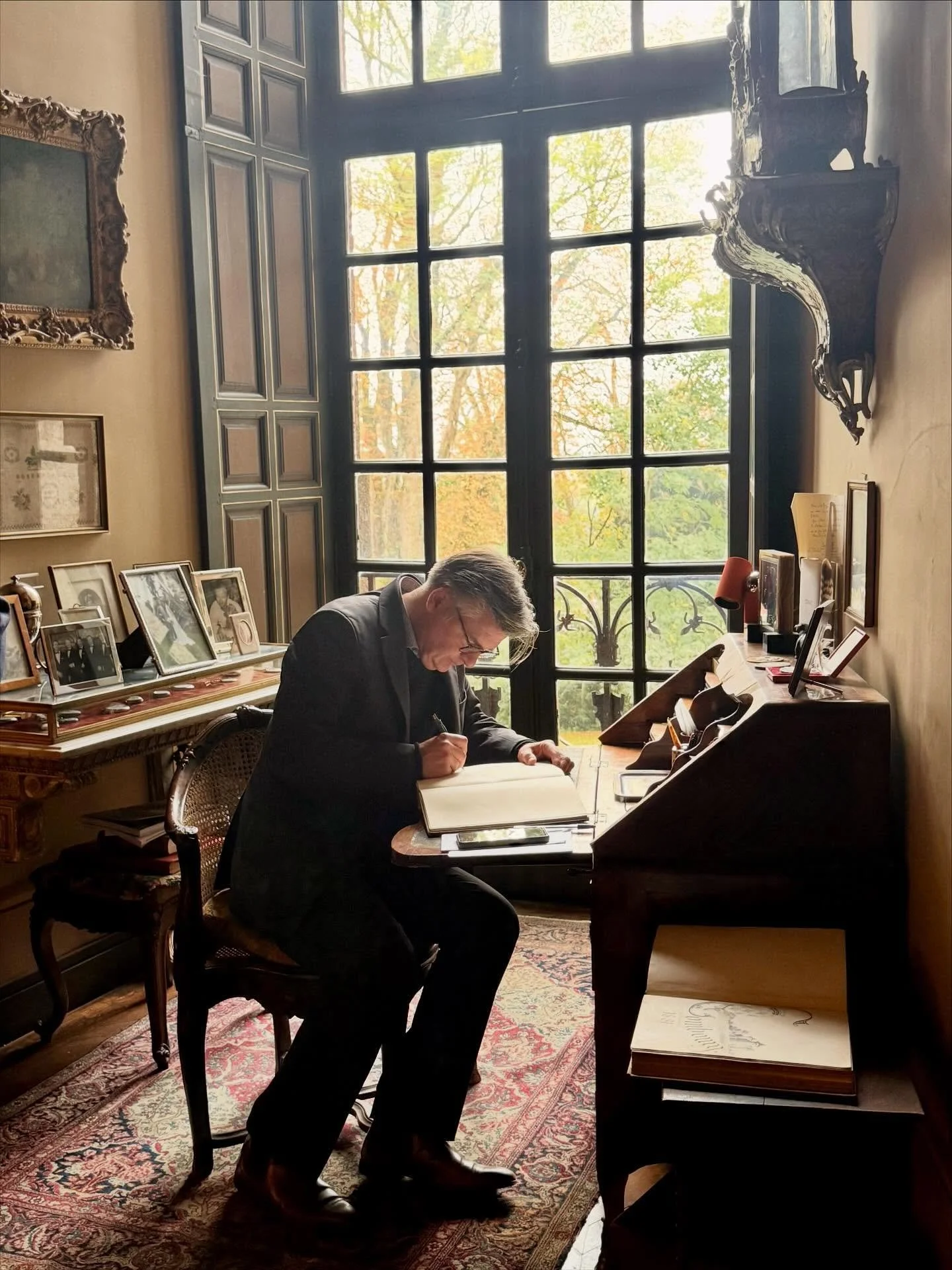 Christophe Dick&egrave;s signe le livre d&rsquo;or du Ch&acirc;teau de Combourg &mdash; ce t&eacute;moin vivant ouvert depuis 1875, o&ugrave; se croisent les noms d&rsquo;illustres visiteurs et de p&egrave;lerins anonymes venus saluer l&rsquo;esprit 