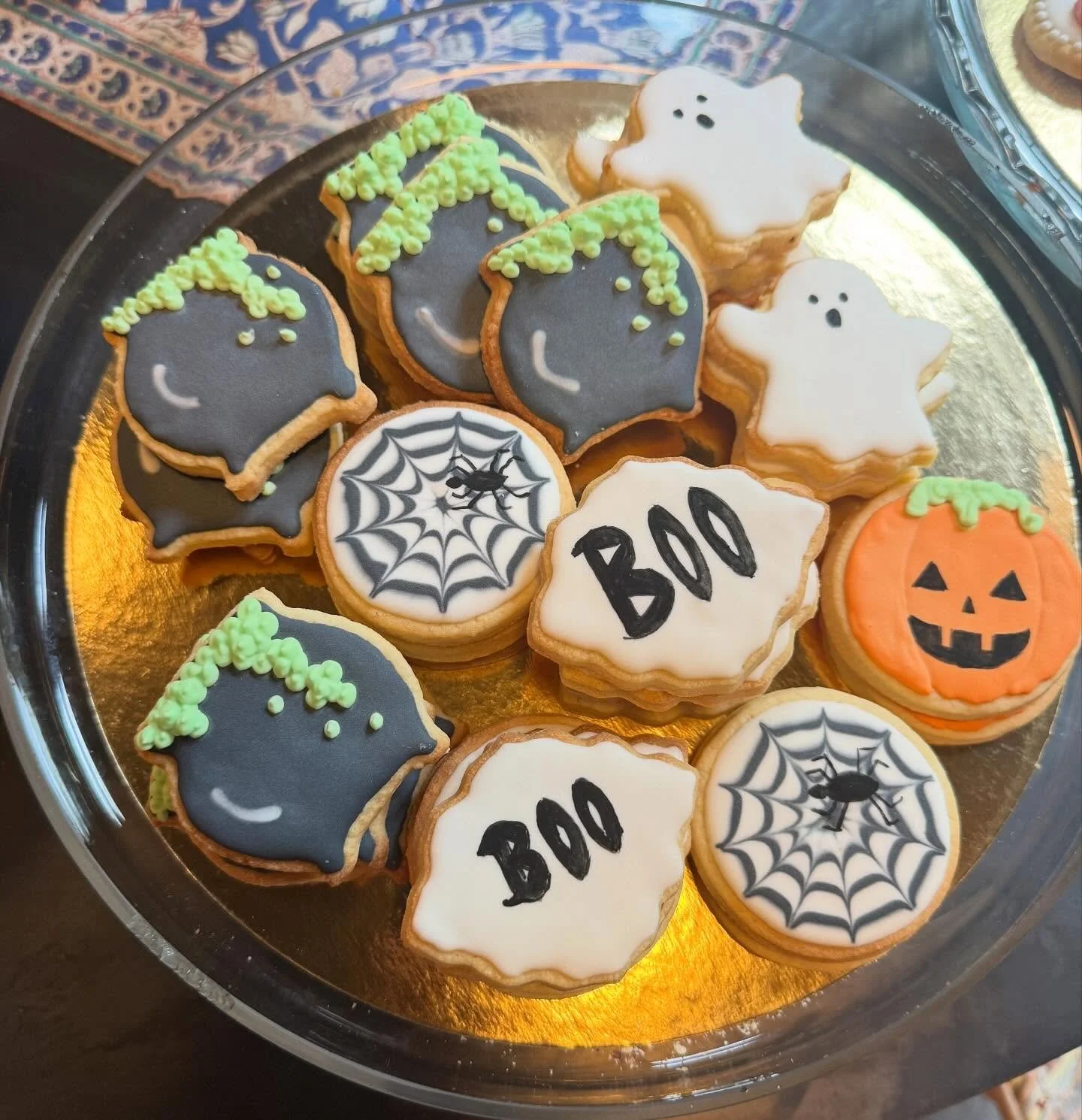 Trick or Treat 👻🎃 Le Voyageur Caf&eacute; at the Ch&acirc;teau de Combourg has been bewitched by sweetness! 🕸️ 🧙&zwj;♀️ Come and enjoy these delightful Halloween cookies crafted with love (and a little magic) by Elsa Gourmandises &mdash; from spo