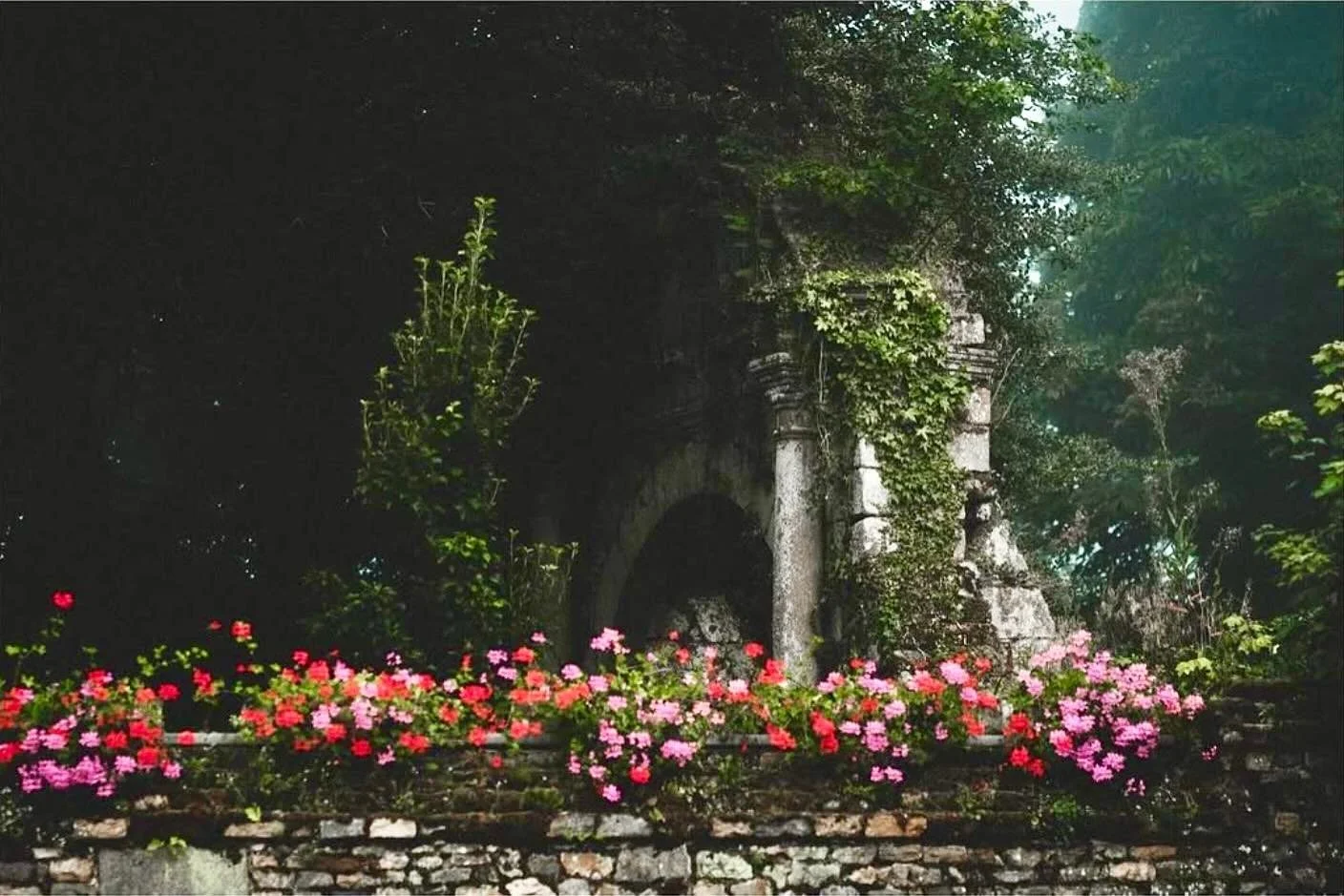 Nich&eacute;e au c&oelig;ur du parc du ch&acirc;teau, la porte Henry II semble tout droit sortie d&rsquo;un conte de f&eacute;e. Les vieilles pierres, couvertes de lierre, se m&ecirc;lent &agrave; l&rsquo;&eacute;clat des fleurs sauvages, cr&eacute;a