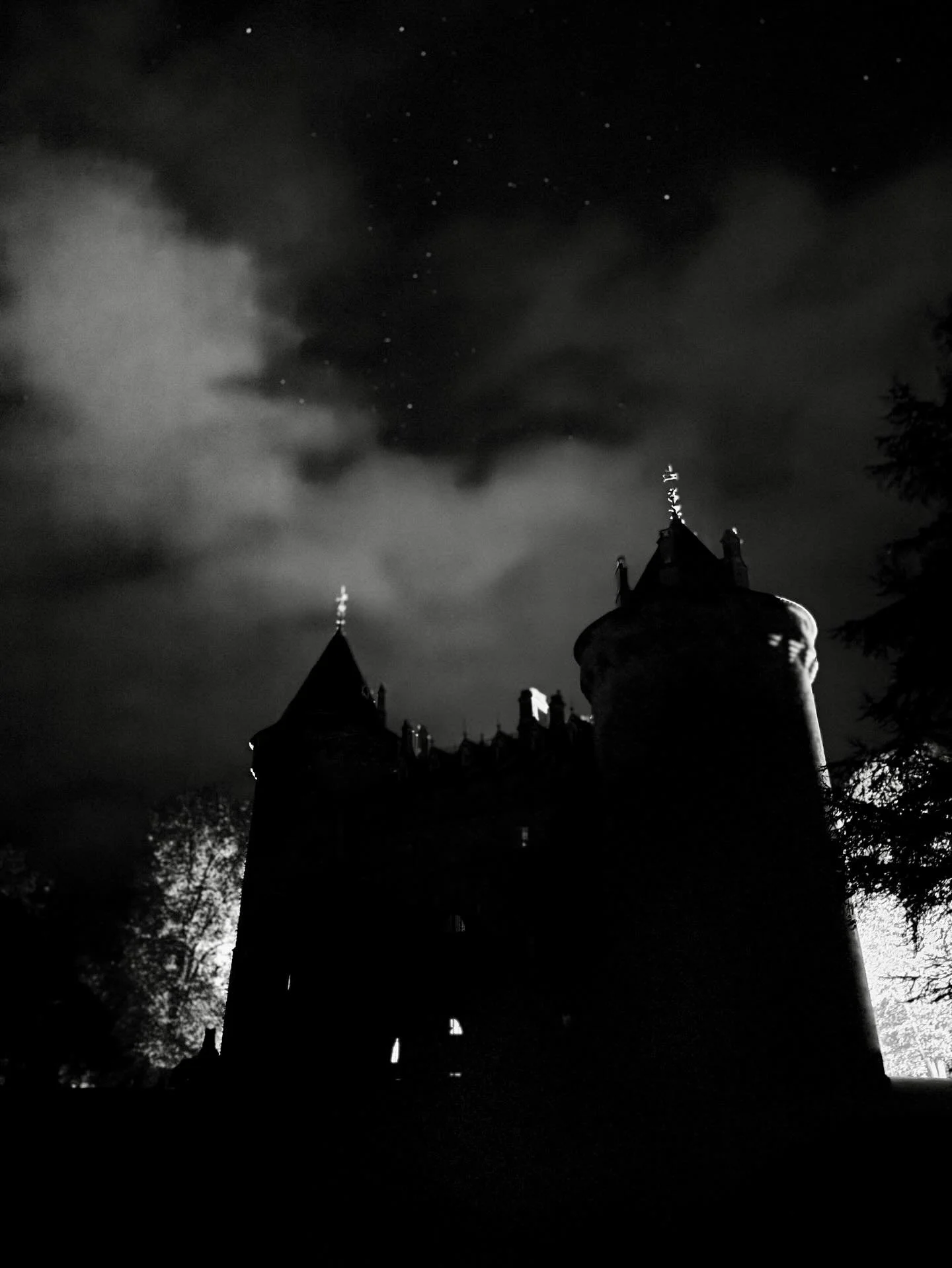 Ch&acirc;teau Hant&eacute; 👻 

#spookyseason👻 #halloweeniscoming #toussaintlouverture #hanutedhouse #ghoststories #areyouafriadofthedark #trickortreat #spectre #laviedech&acirc;teau