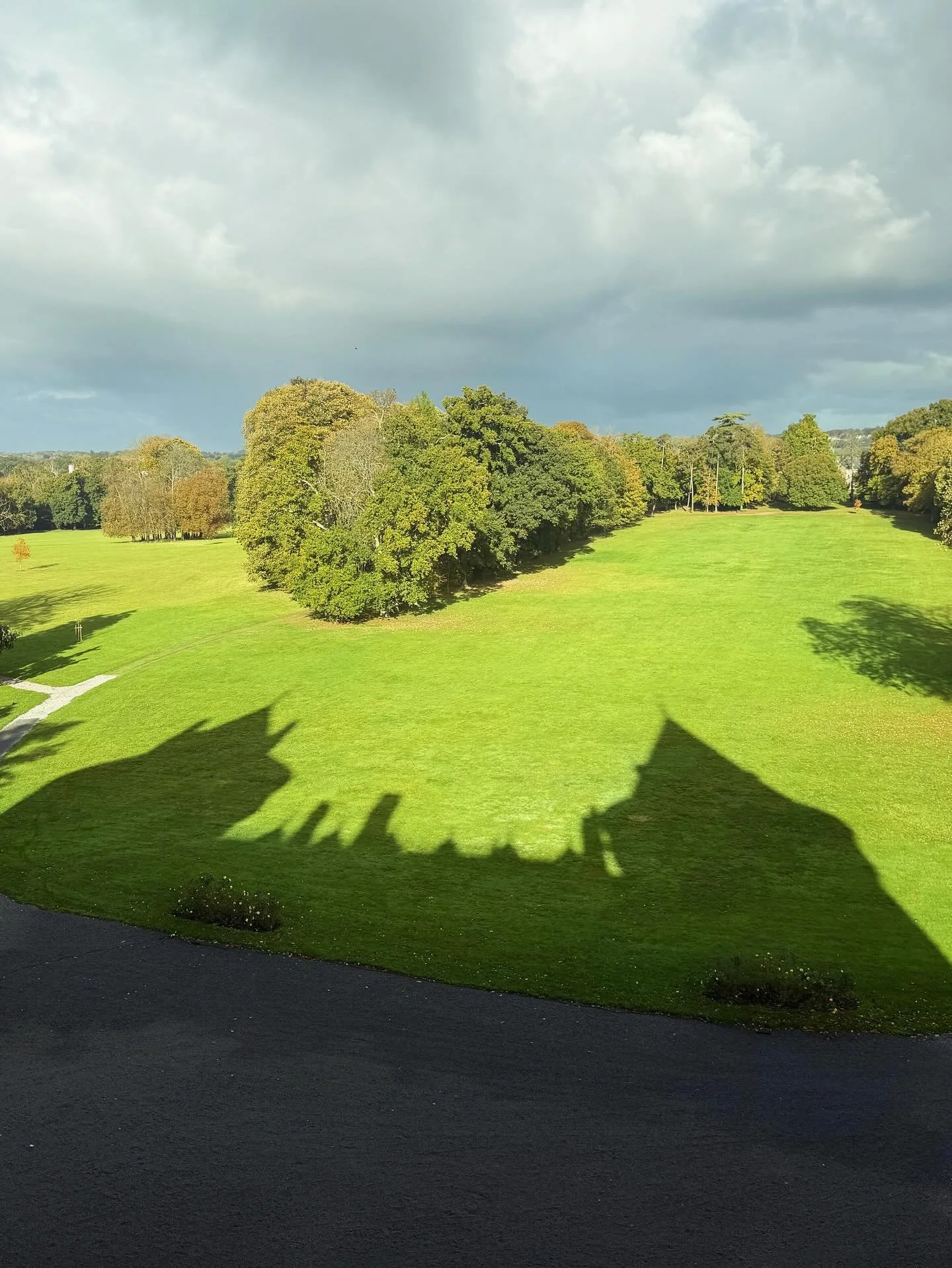 Shadows and light dance across the grounds of Ch&acirc;teau de Combourg as autumn settles in 🍂 There&rsquo;s nothing quite like this time of year to feel the magic of history beneath the trees 🌲 

Please note: We will be closing for the season on O