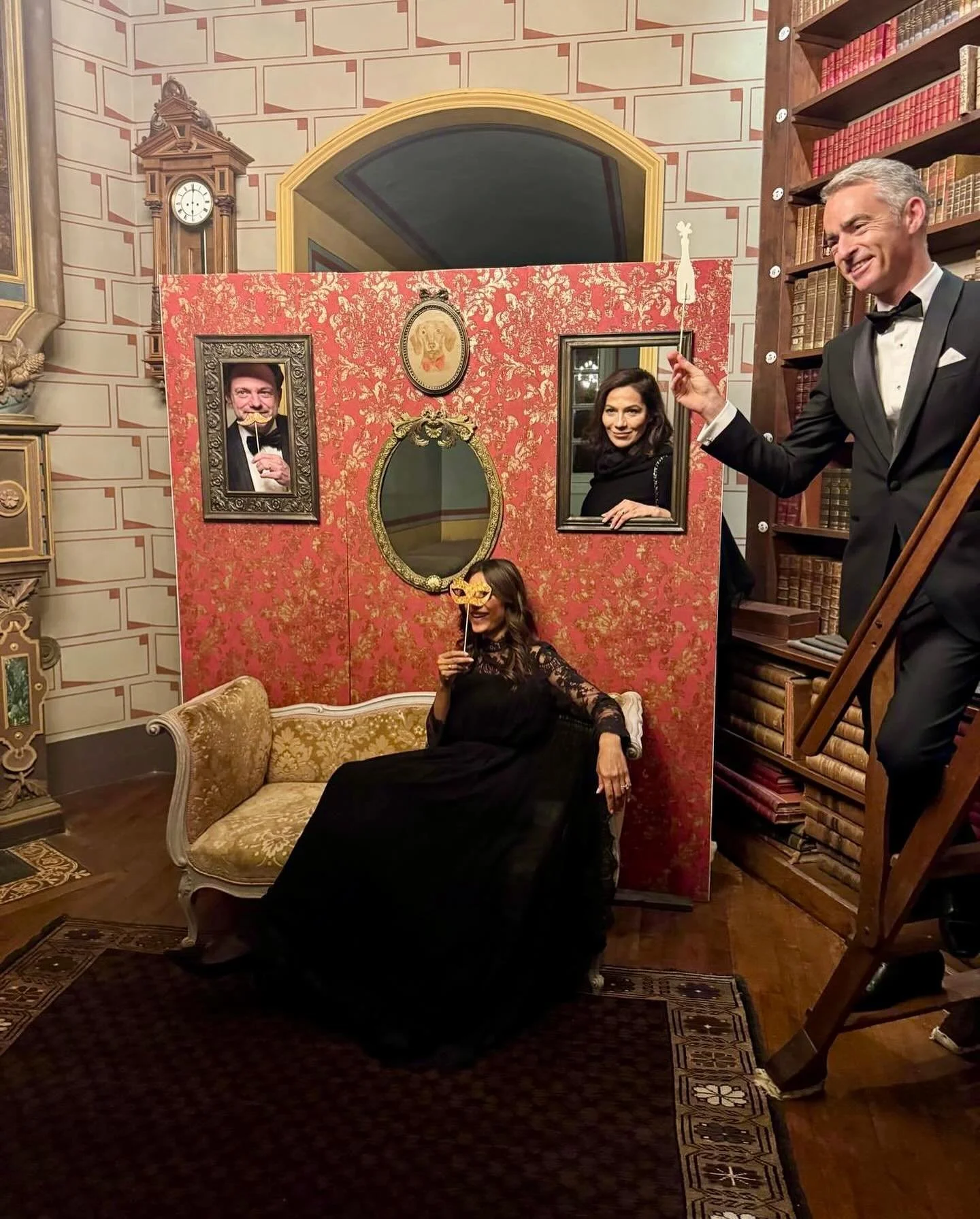 Handcrafted Elegance. Un immense merci &agrave; @cled_decoration pour l&rsquo;&eacute;l&eacute;gant photobooth cr&eacute;&eacute; sur mesure pour un &eacute;v&eacute;nement priv&eacute; au ch&acirc;teau 🥂 

Dans l&rsquo;atmosph&egrave;re feutr&eacut