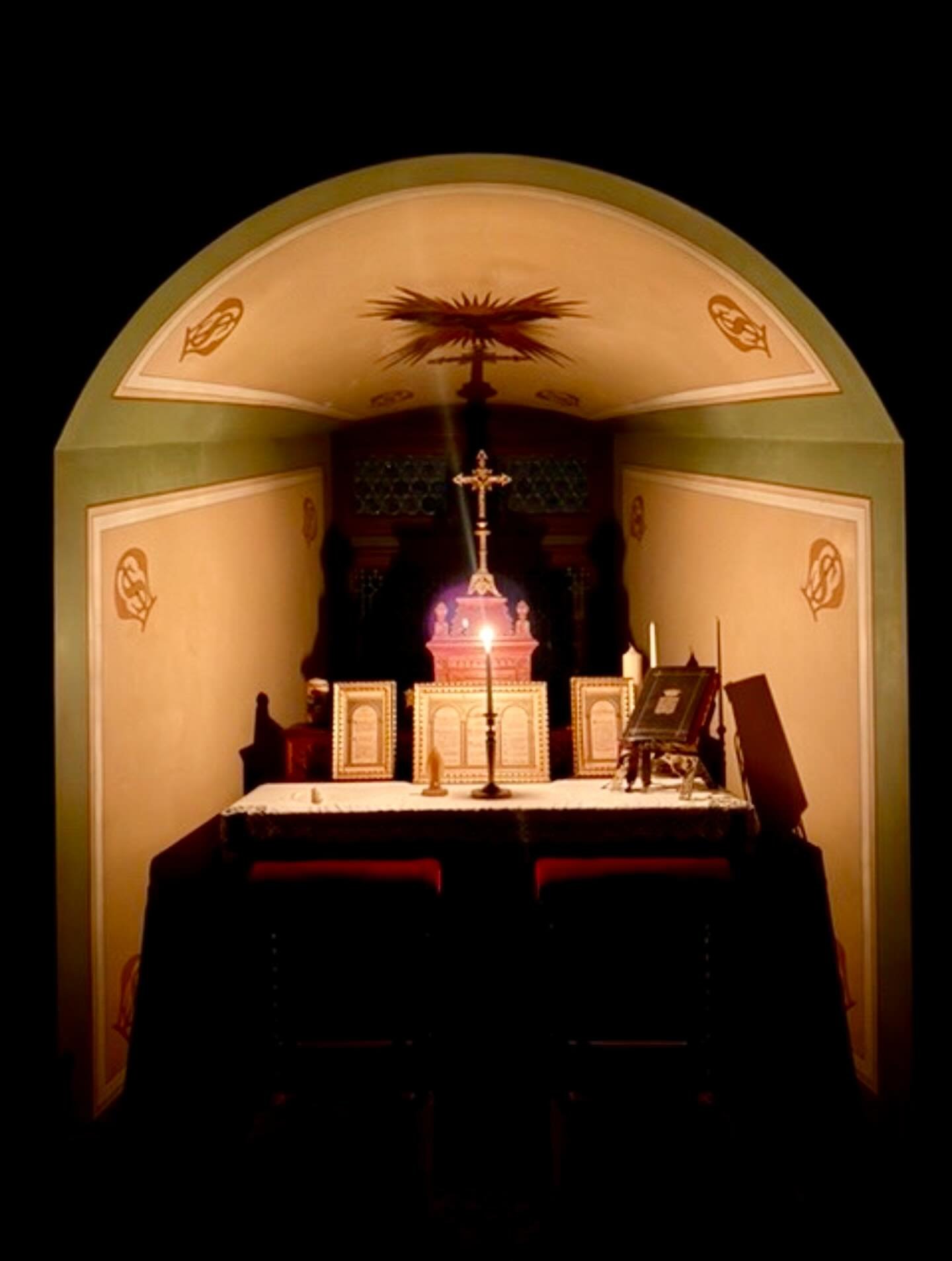 Say a little prayer 🙏🏽 🕊️ 🕯️ 

#ch&acirc;teau #prayerispowerful #peaceonearth #violletleduc #sacredspaces