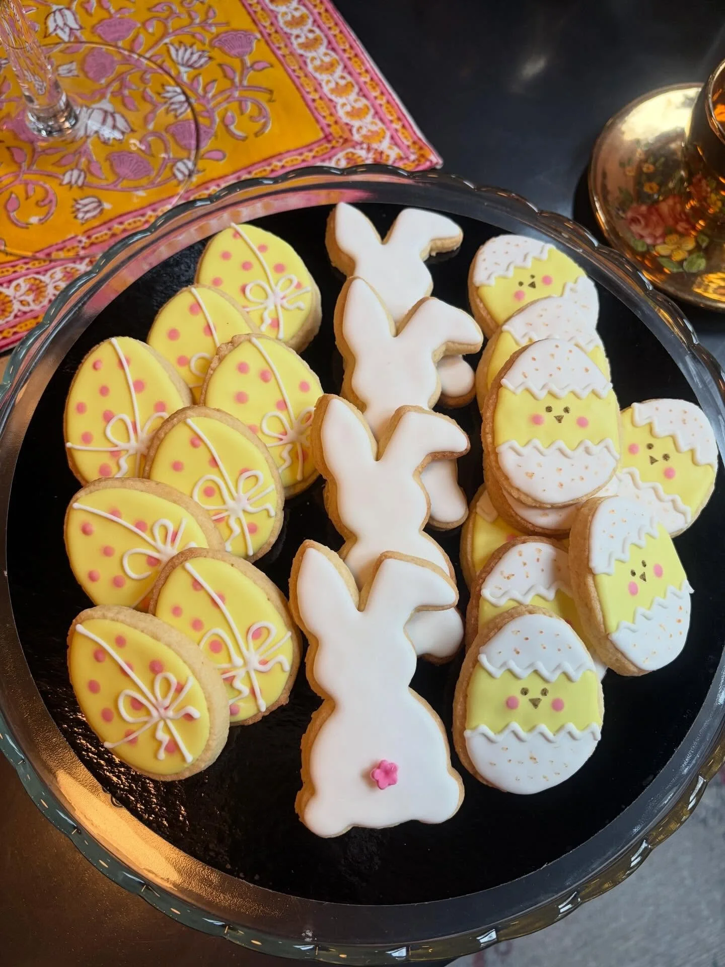 Douceurs de P&acirc;ques au Ch&acirc;teau 🐇 &Agrave; l&rsquo;occasion de P&acirc;ques, notre salon de th&eacute; au Ch&acirc;teau de Combourg se pare de gourmandise&hellip; 🐣💛

D&eacute;couvrez ces adorables sabl&eacute;s d&eacute;cor&eacute;s, d&