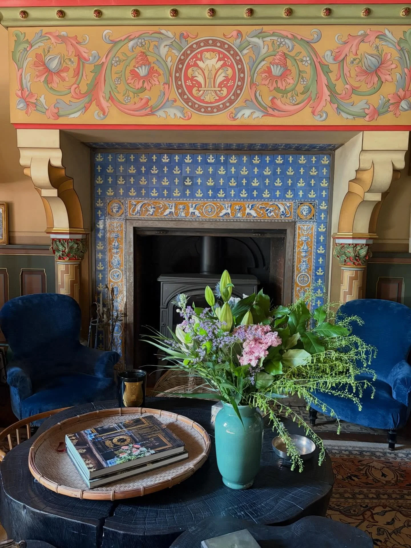 Quand des amis vous offrent des fleurs&hellip; 💐 Une attention d&eacute;licate pour illuminer votre journ&eacute;e et vous rappeler que vous &ecirc;tes bien entour&eacute;(e) 💗

#ArtDeVivre #bouquet #beautifulinteriors #violletleduc  #chateaulife