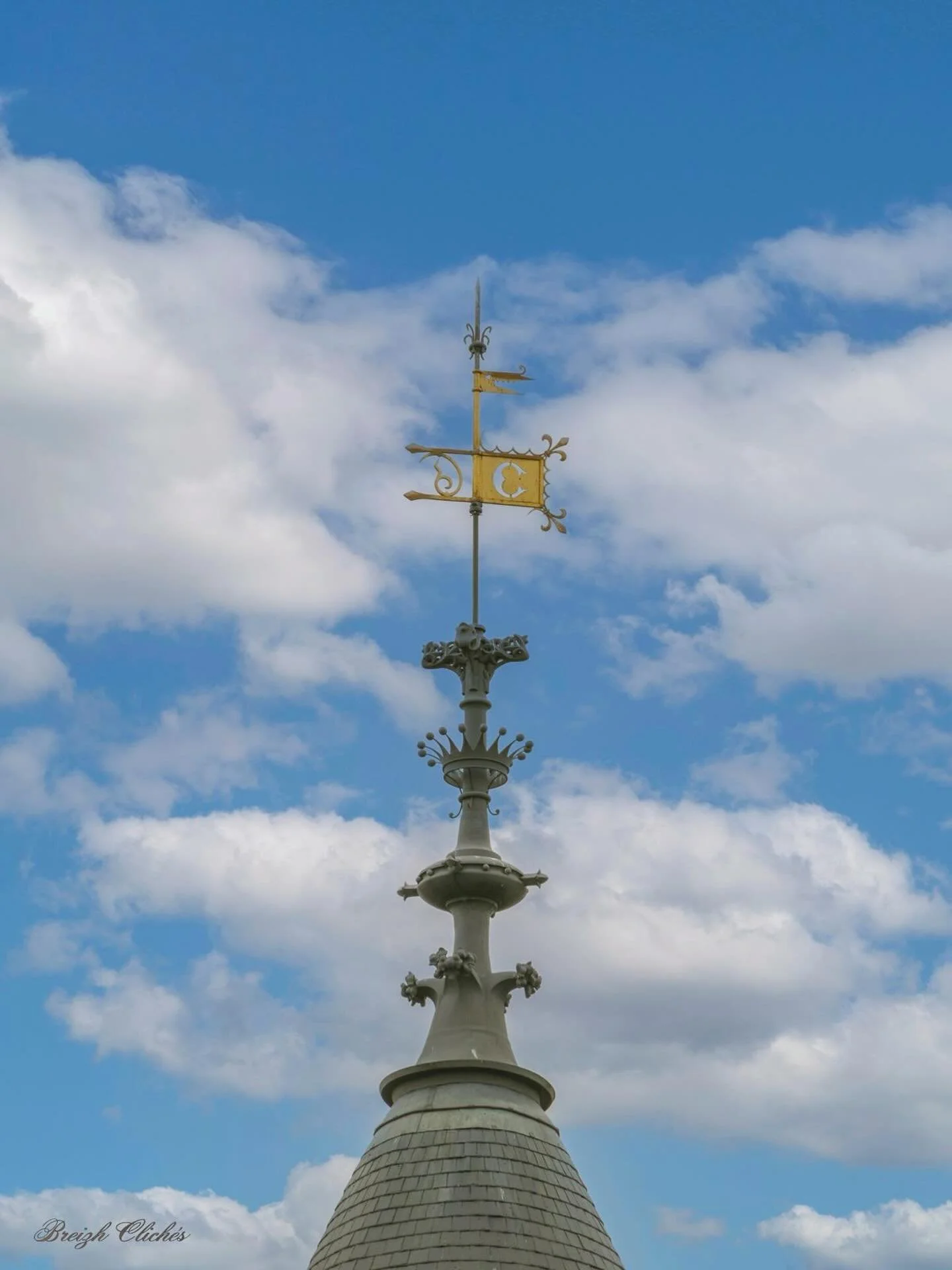 C comme Combourg 🏰 Un regard de plus pr&egrave;s sur la girouette &eacute;l&eacute;gante qui couronne le Ch&acirc;teau de Combourg.

Ferronnerie d&eacute;licate, d&eacute;tails dor&eacute;s et une silhouette qui se d&eacute;tache dans le ciel breton