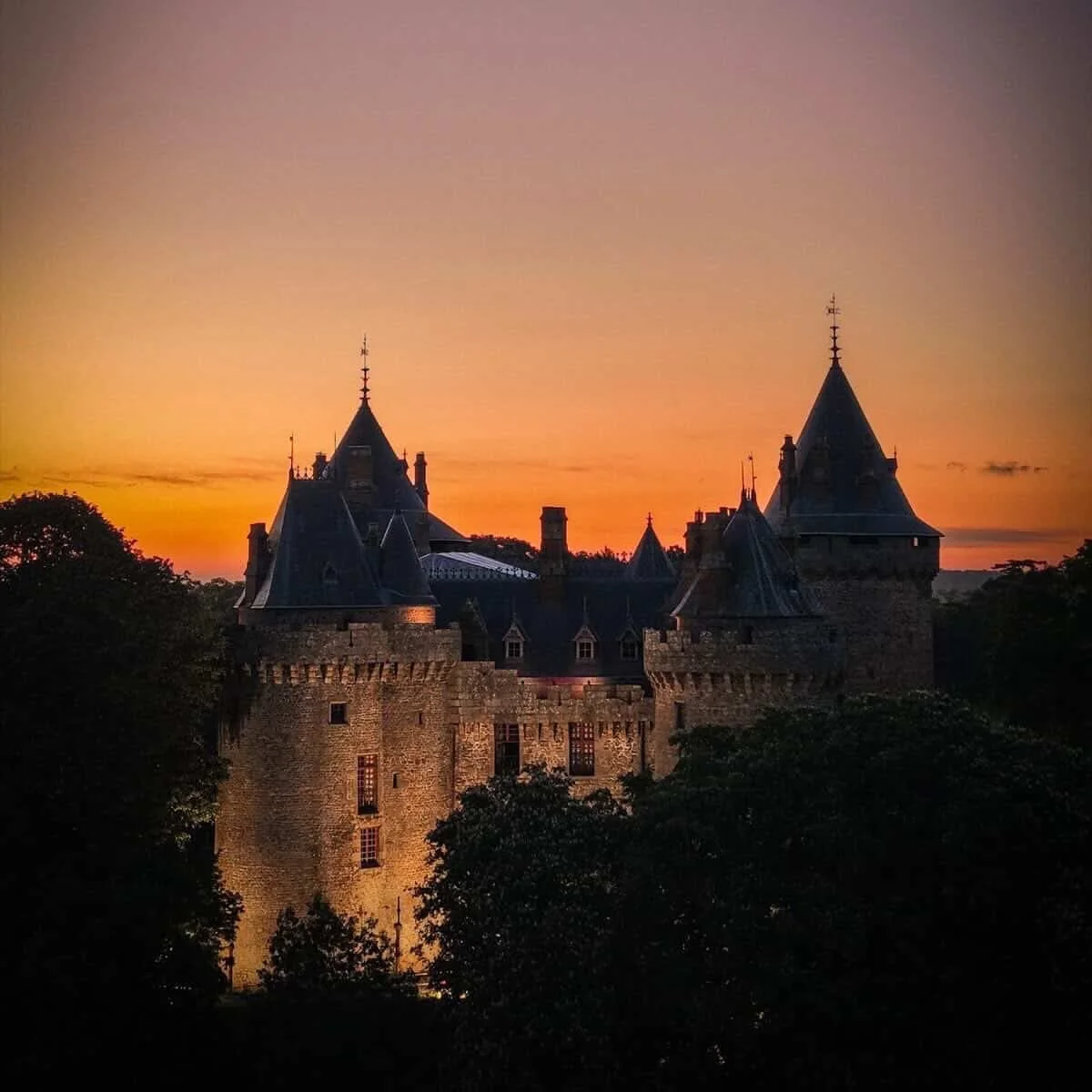 Golden Hour 🌅 

📸 @ptit_rg 

#sunsetvibes☀️ #coucherdesoleil #frencharchitecture #frenchchateau #frenchcountryside
