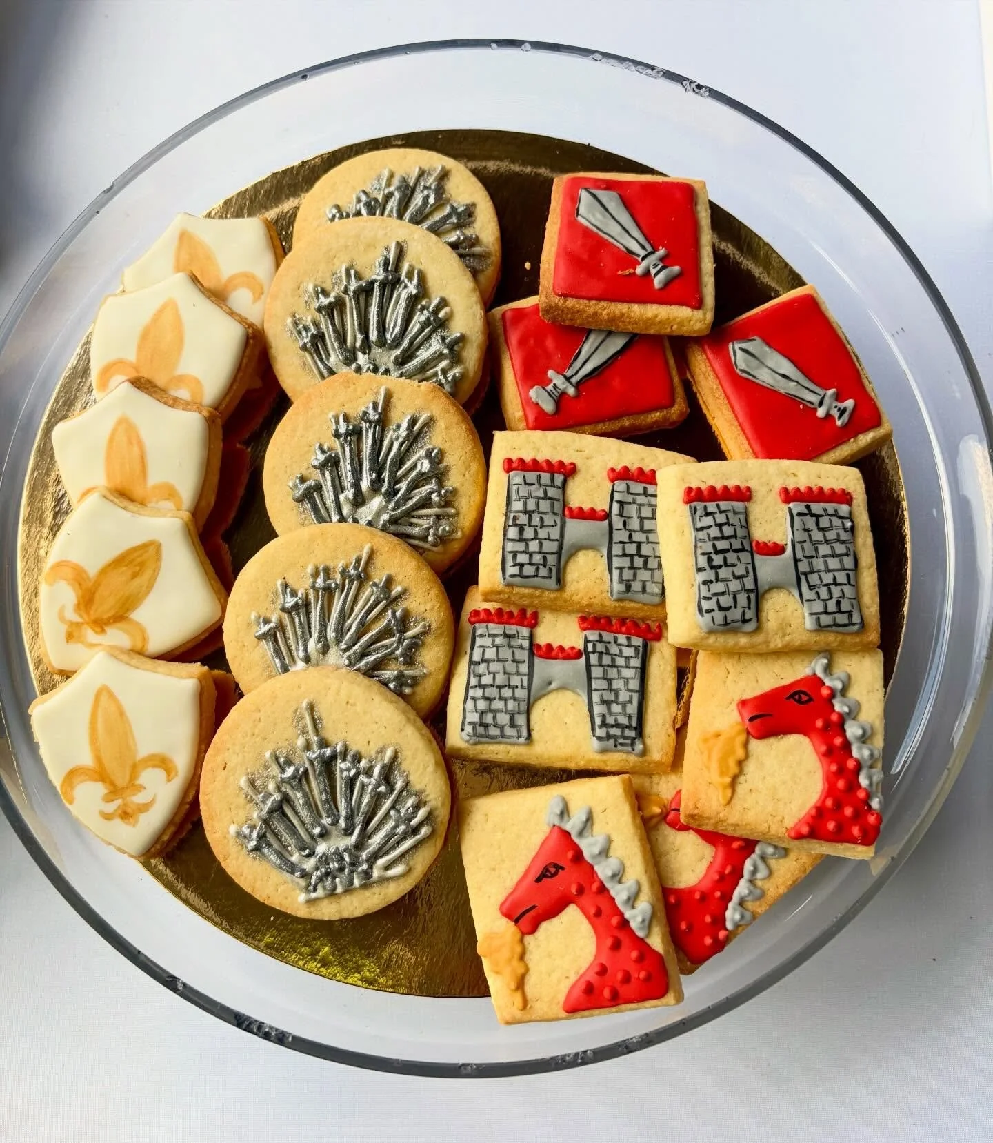 Un immense merci &agrave; Elsa Gourmandises pour ces magnifiques sabl&eacute;s inspir&eacute;s de l&rsquo;univers de Game of Thrones, r&eacute;alis&eacute;s sp&eacute;cialement pour notre F&ecirc;te et March&eacute; M&eacute;di&eacute;val Fantastique