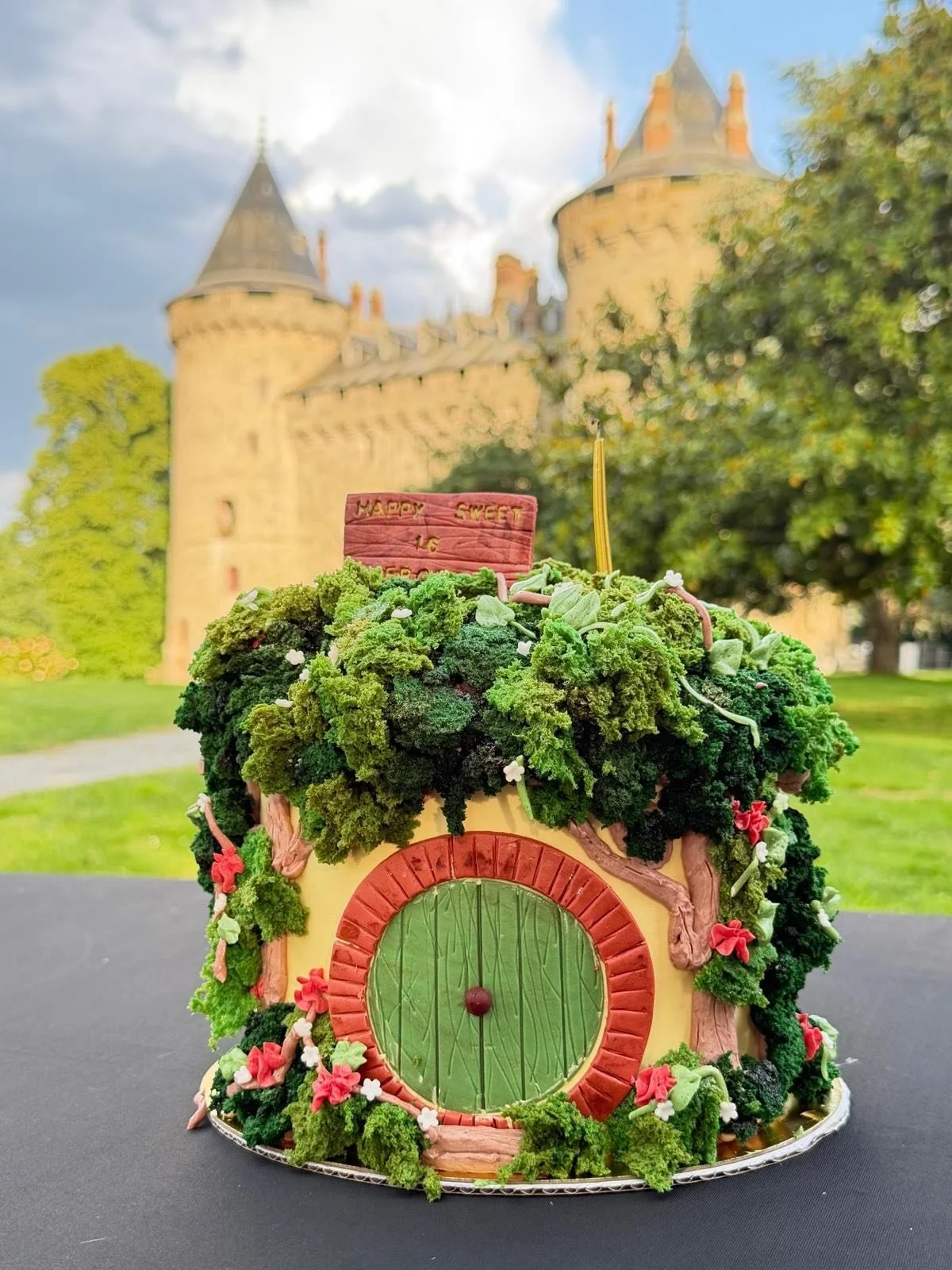 Sweet 16 pour notre cher Frodo 🎂 Pour c&eacute;l&eacute;brer les 16 ans de notre petit Hobbit, le parc du Ch&acirc;teau de Combourg s&rsquo;est transform&eacute; le temps d&rsquo;une journ&eacute;e en un coin de la Comt&eacute;. 

Un immense merci &