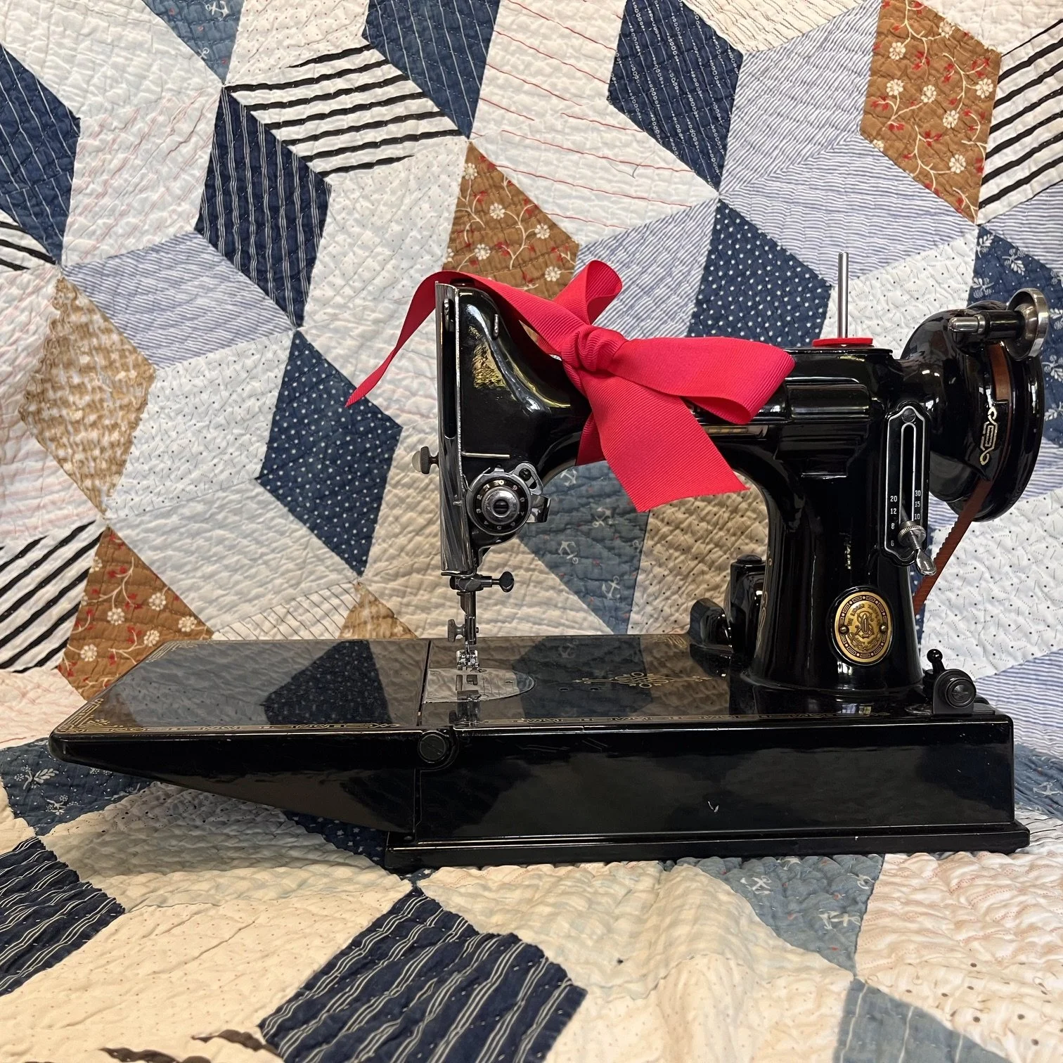 FTW-1047 Original Black Singer Featherweight 221