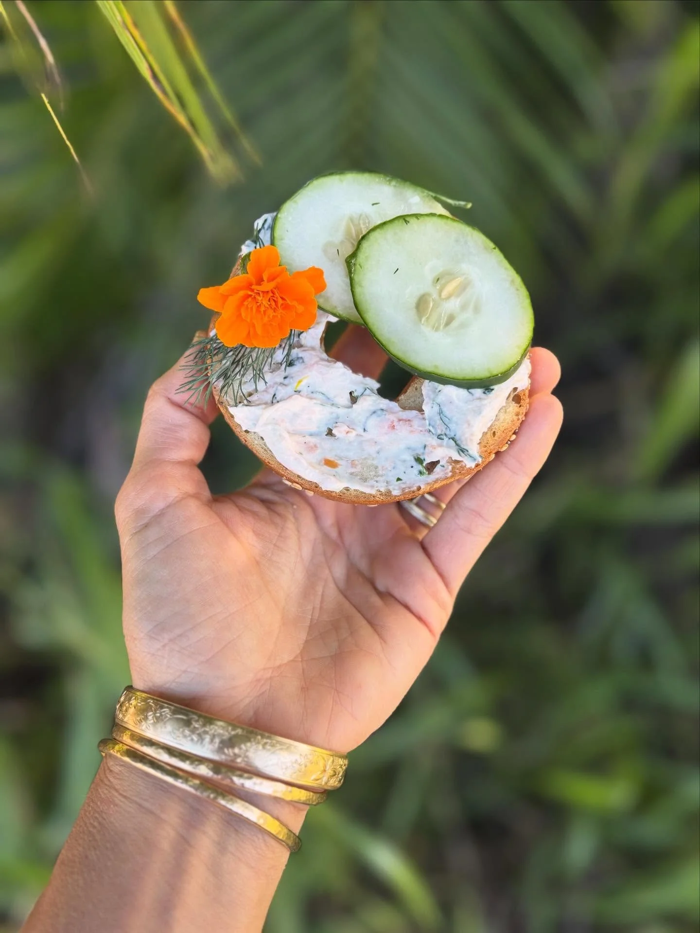 Smoked salmon bagel on special this week ☀️
Smoked salmon cream cheese, lemon zest, fresh garden dill and parsley, red onion topped with local cucumber &amp; edible flower 🌼 brekky served 8am-10:30am