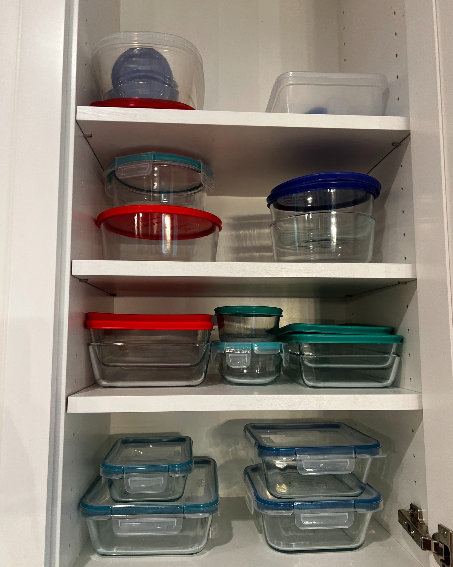 Is there anything more annoying than when you can't find the lid that fits on your Tupperware!?

Try these helpful tips when storing your food storage containers:

👉 Sort by Size: Keep lids and containers together by grouping them according to size.