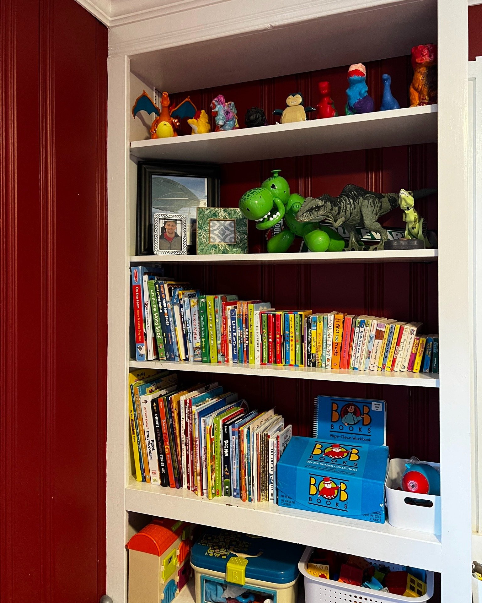 🌟 From Chaos to Calm: Mission Accomplished! 🏡✨

We had the pleasure of working with two busy doctors and their three kiddos to transform their playroom into a sanctuary of creativity and joy. With their hectic schedules, they wanted to make the mos