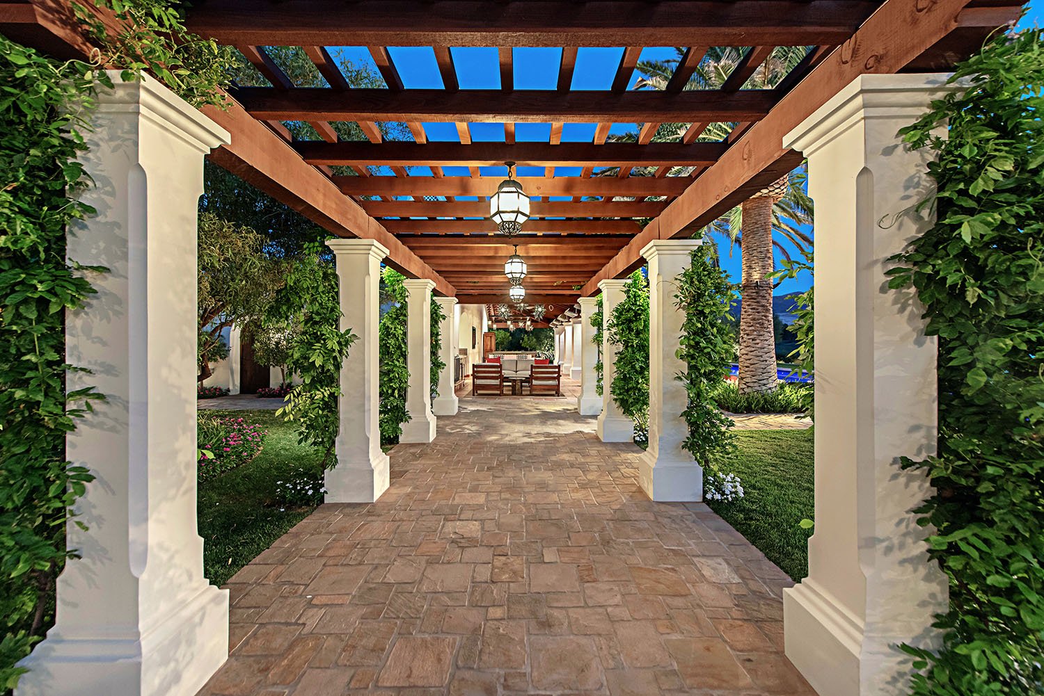 las-vegas-estate-pergola.jpg