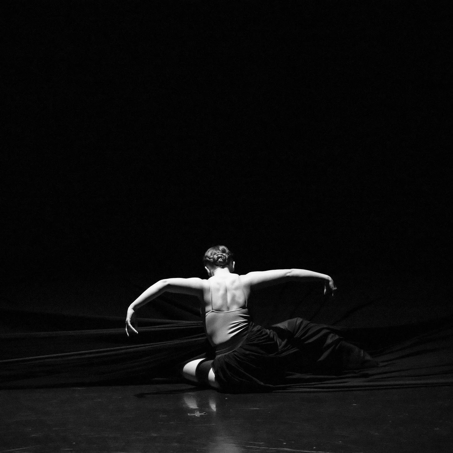 ONSTAGE TONIGHT // Leah Haggard's "Schwanengesang" returns to the stage for @radfest_dance !

It's been wonderful welcoming Leah back into our studios this week as she rehearsed with @isabelle_ramey to bring this beautiful solo back to life