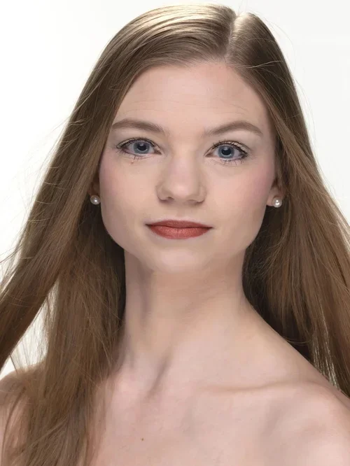 Lauren Hansen Headshot 26-27.webp