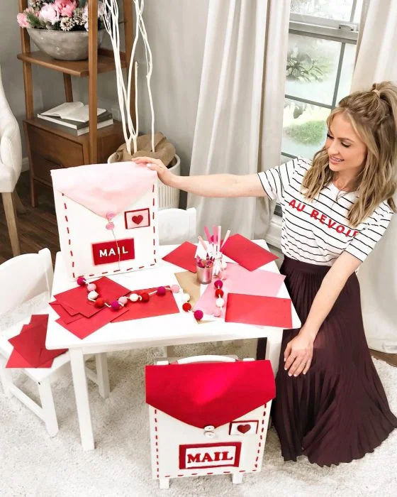 DIY Valentine's Day Mail Carrier