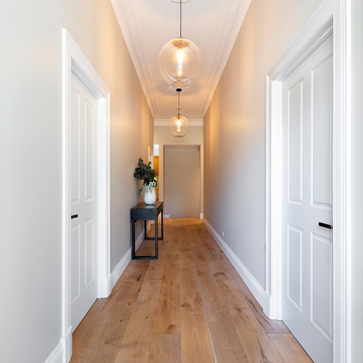 A warm welcome 💫

Traditional features combined with modern touches create a beautiful hall space in this Richmond renovation.

Build &bull; @kadabra_group
Design &bull; @herbertandhowes
.
.
.
.
#kadabragroup #construction #renovation #interiordesig