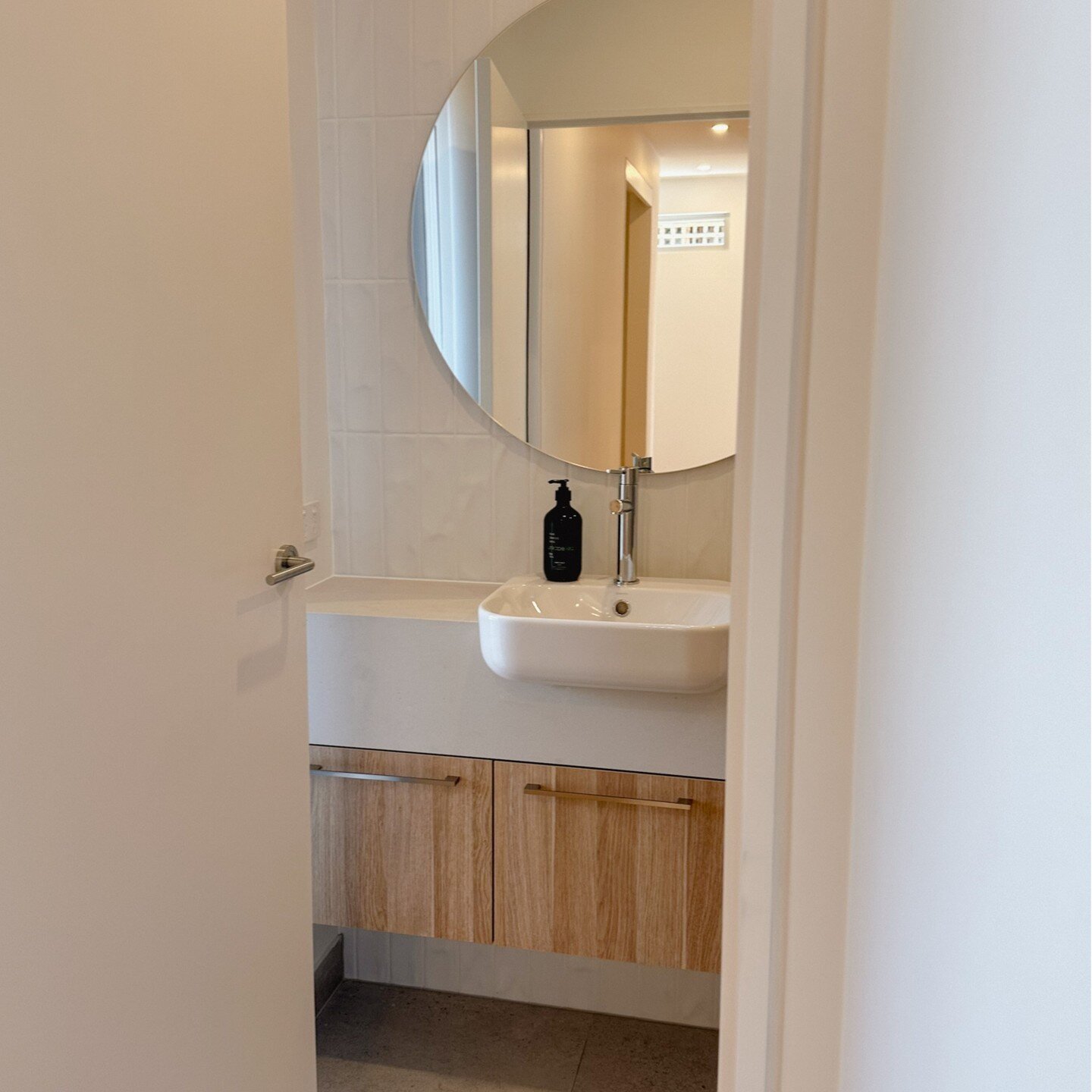 Complete ✔️

The use of classic colour selections combined with modern touches such as vertical stack bond white ripple tiles and a thick stone vanity feature, will ensure this bathroom design stands the test of time.

Build &bull; @kadabra_group
.
.