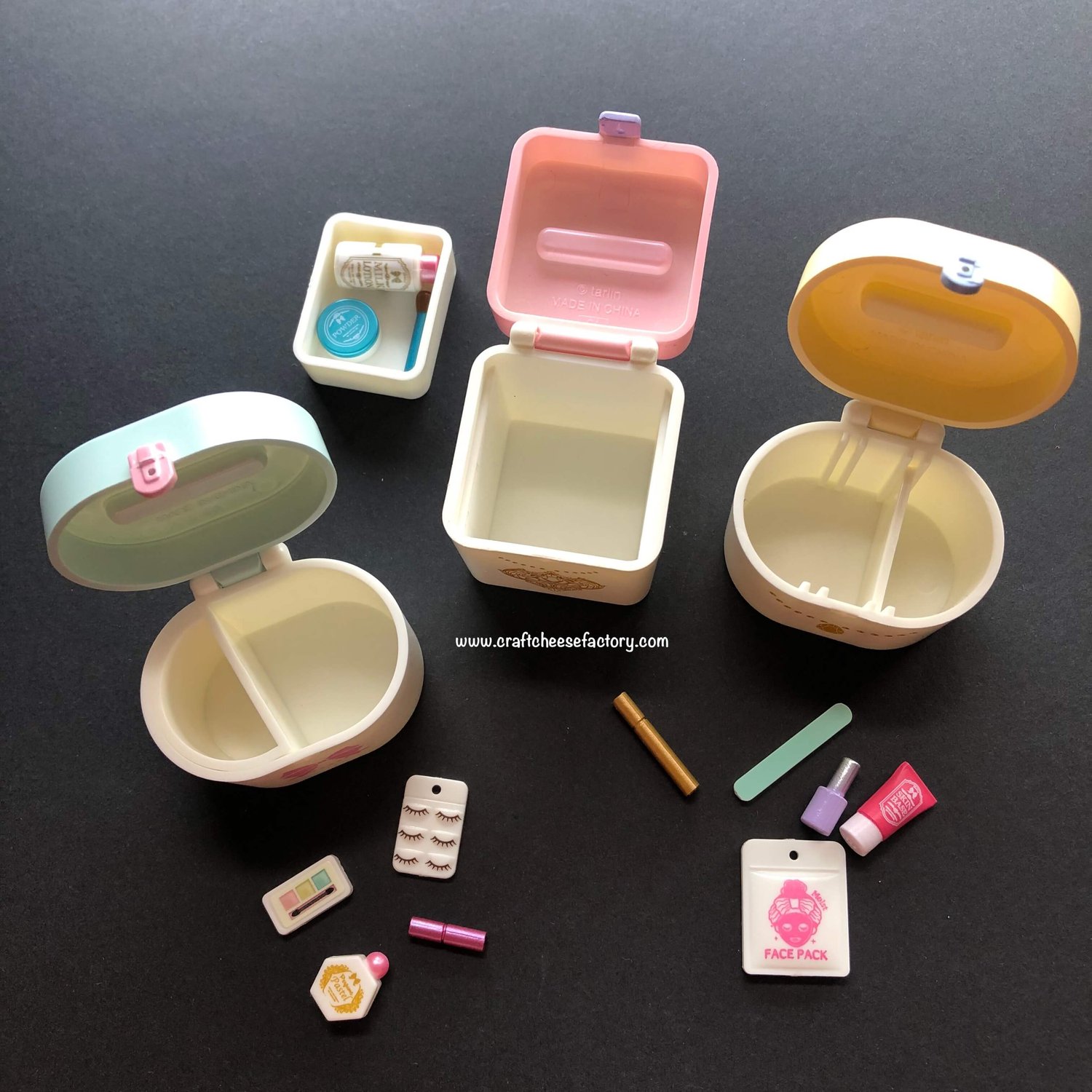 Dollhouse miniature cosmetics makeup Caboodles-inspired box (1pc) —