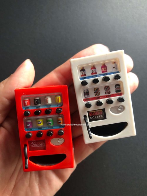 Dollhouse miniature ice cream toy capsule dispenser machine (1pc) —